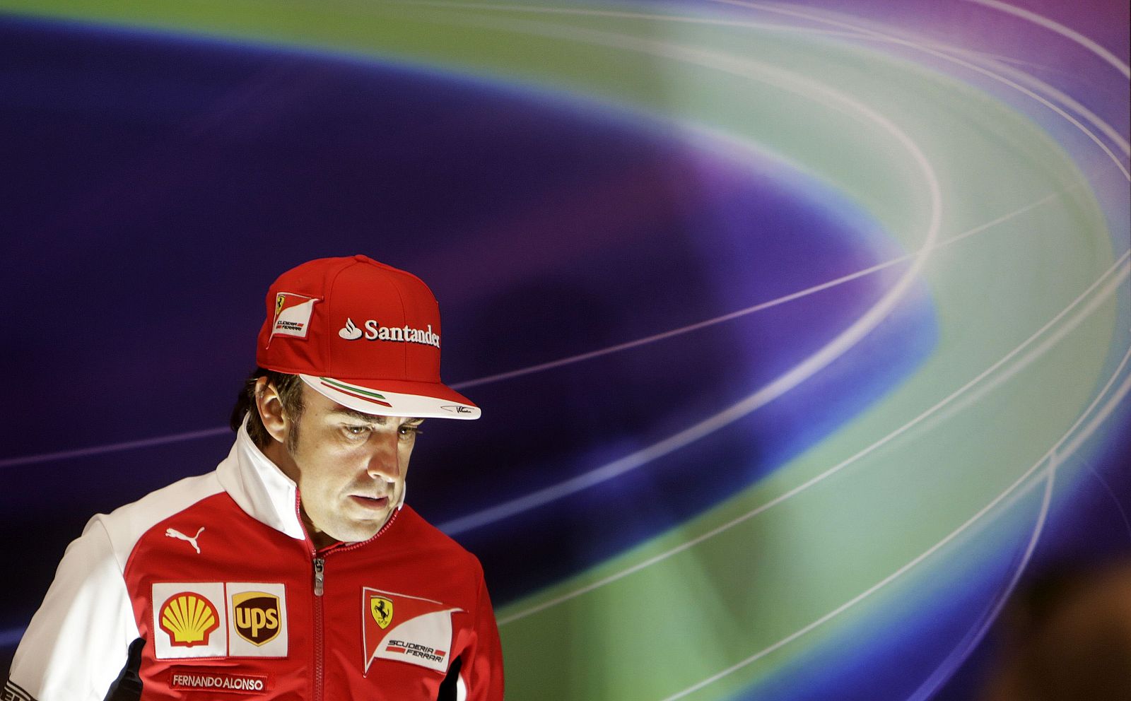 Imagen del pilot español de Ferrari, Fernando Alonso, antes de entrar a la rueda de prensa.