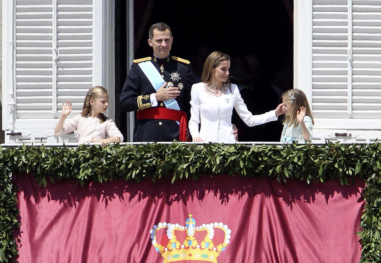 Los reyes saludan al pueblo español desde el Palacio Real