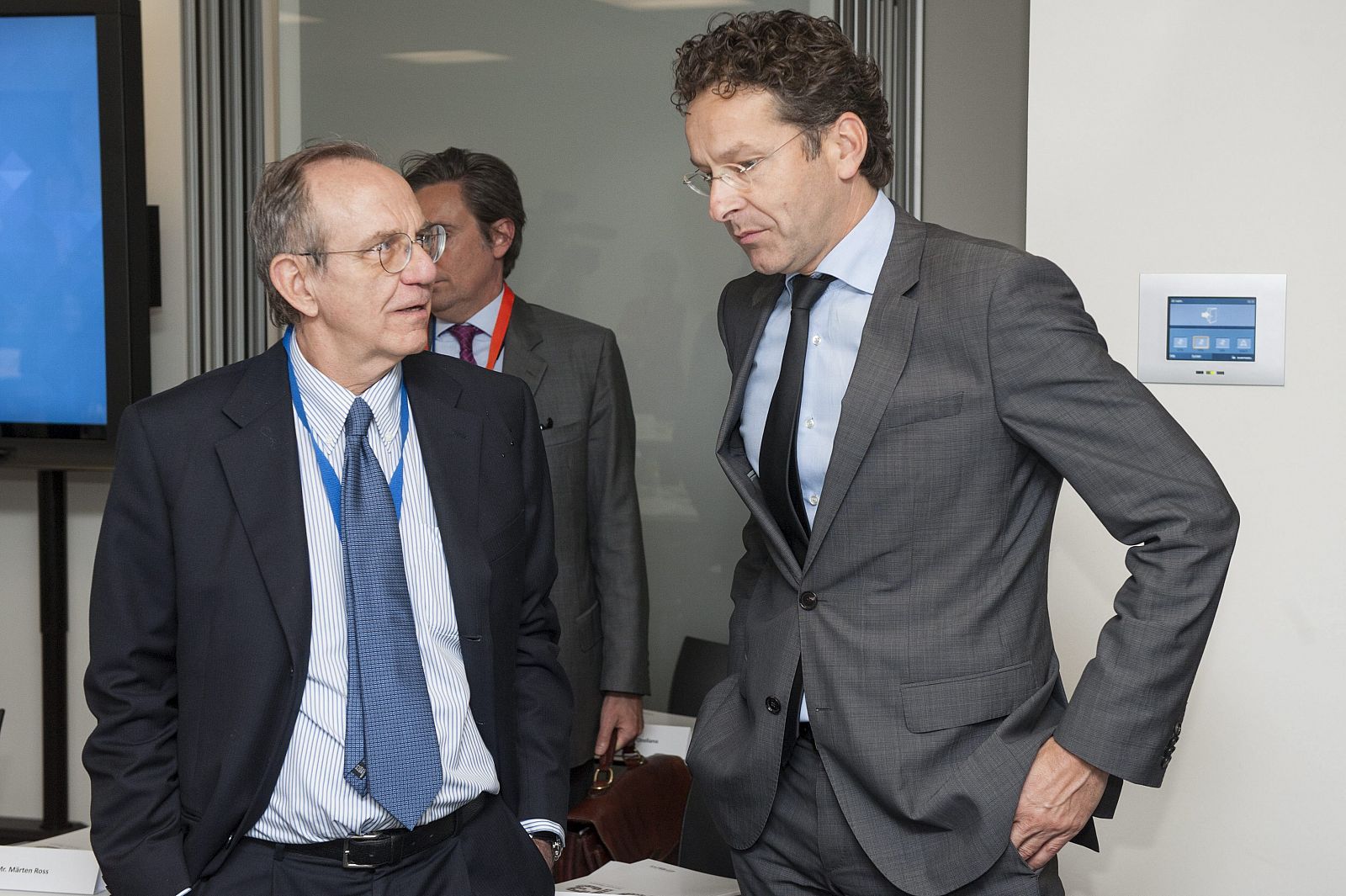 El ministro italiano de Finanzas, Pier Carlo Padoan, conversa con el presidente del Eurogrupo, Jeroen Dijsselbloem