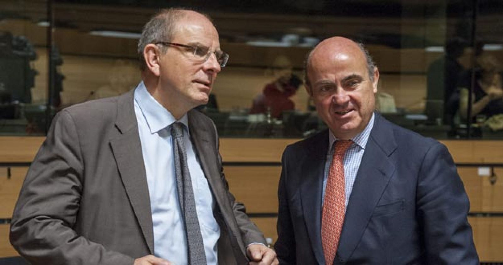 El ministro de Economía español, Luis de Guindos, con su homólogo belga, Koen Geens