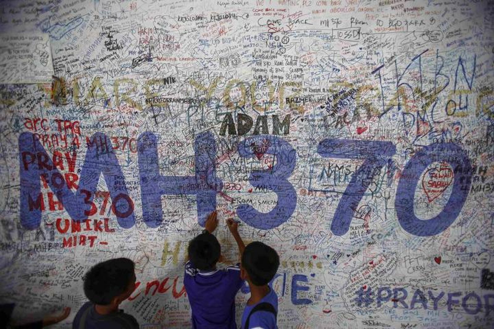 Niños escriben mensajes de esperanza para los pasajeros desaparecidos del vuelo MH370 en el aeropuerto de Kuala Lumpur. 