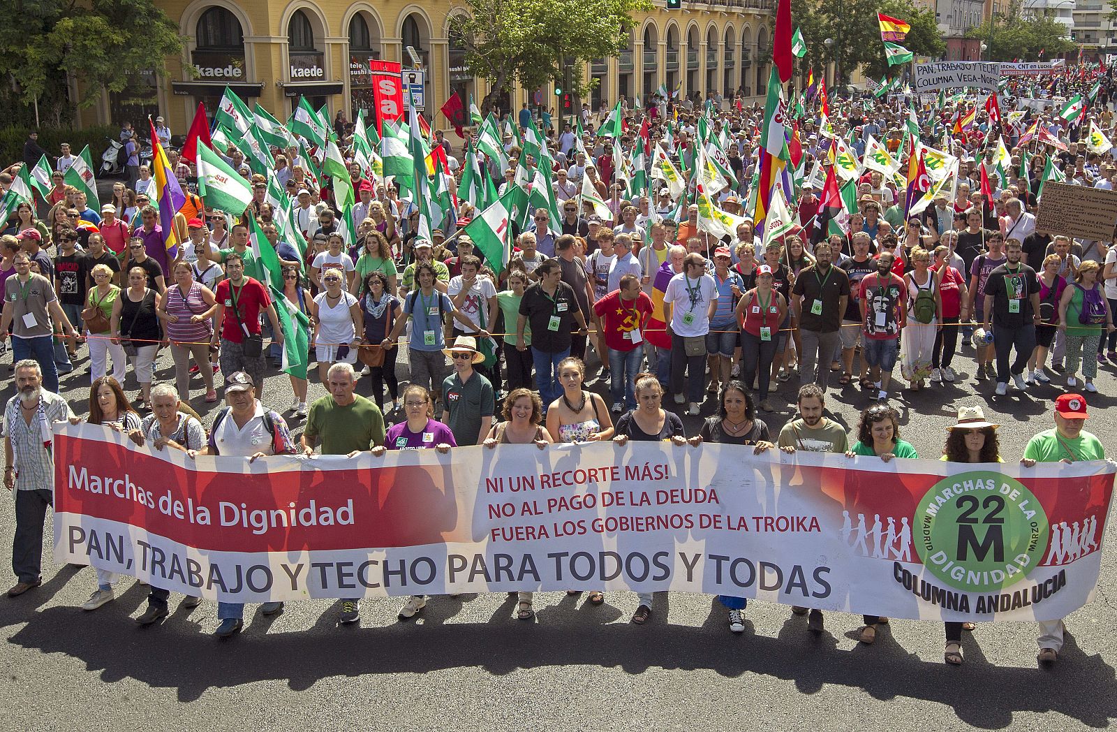 El Comité Andaluz de la Marcha de la Dignidad 22M ha convocado la movilización '21J Rodea el Parlamento', que comienzó en la Estación de Santa Justa, en Sevilla.