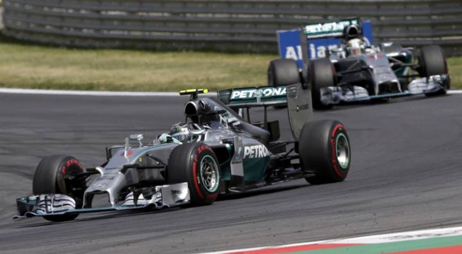 Nico Rosberg, por delante de Lewis Hamilton en Austria