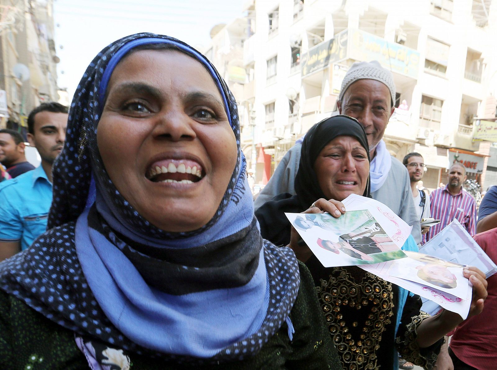Varios egipcios reaccionan ante la decisión que tomó el tribunal el sábado sobre la condena a muerte a 183 islamistas.