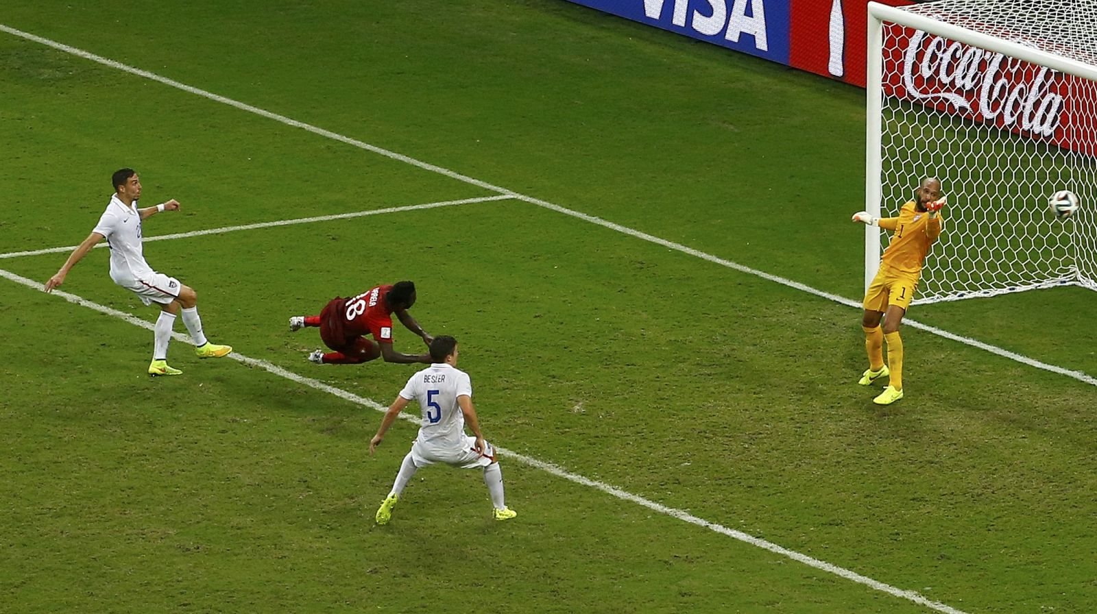 Momento en el que Varela marca el gol del empate (2-2) para Portugal.