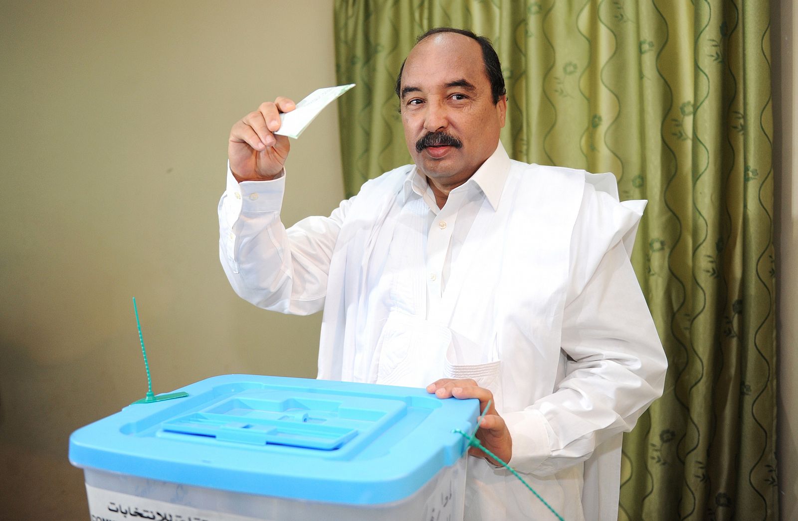 El presidente de Mauritania, Mohamed Ould Abdelaziz, depositando su voto durante la jornada electoral de estre domingo.