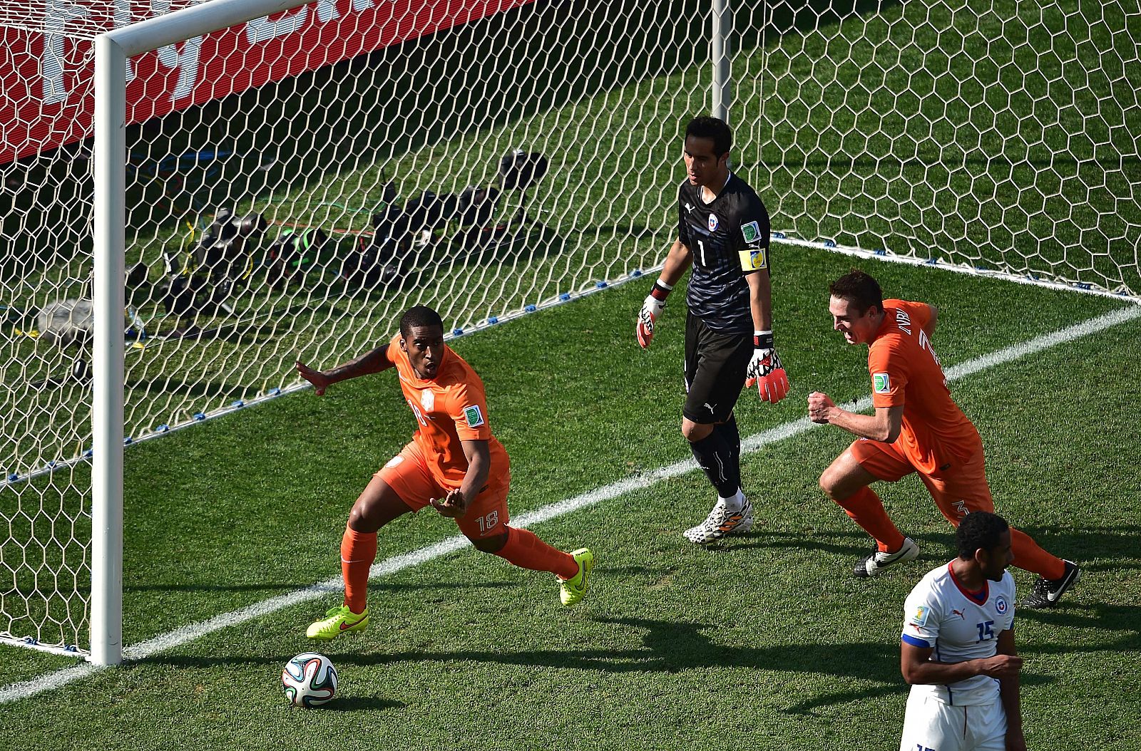 Leroy Fer celebra el gol de la victoria anotado ante Chile.