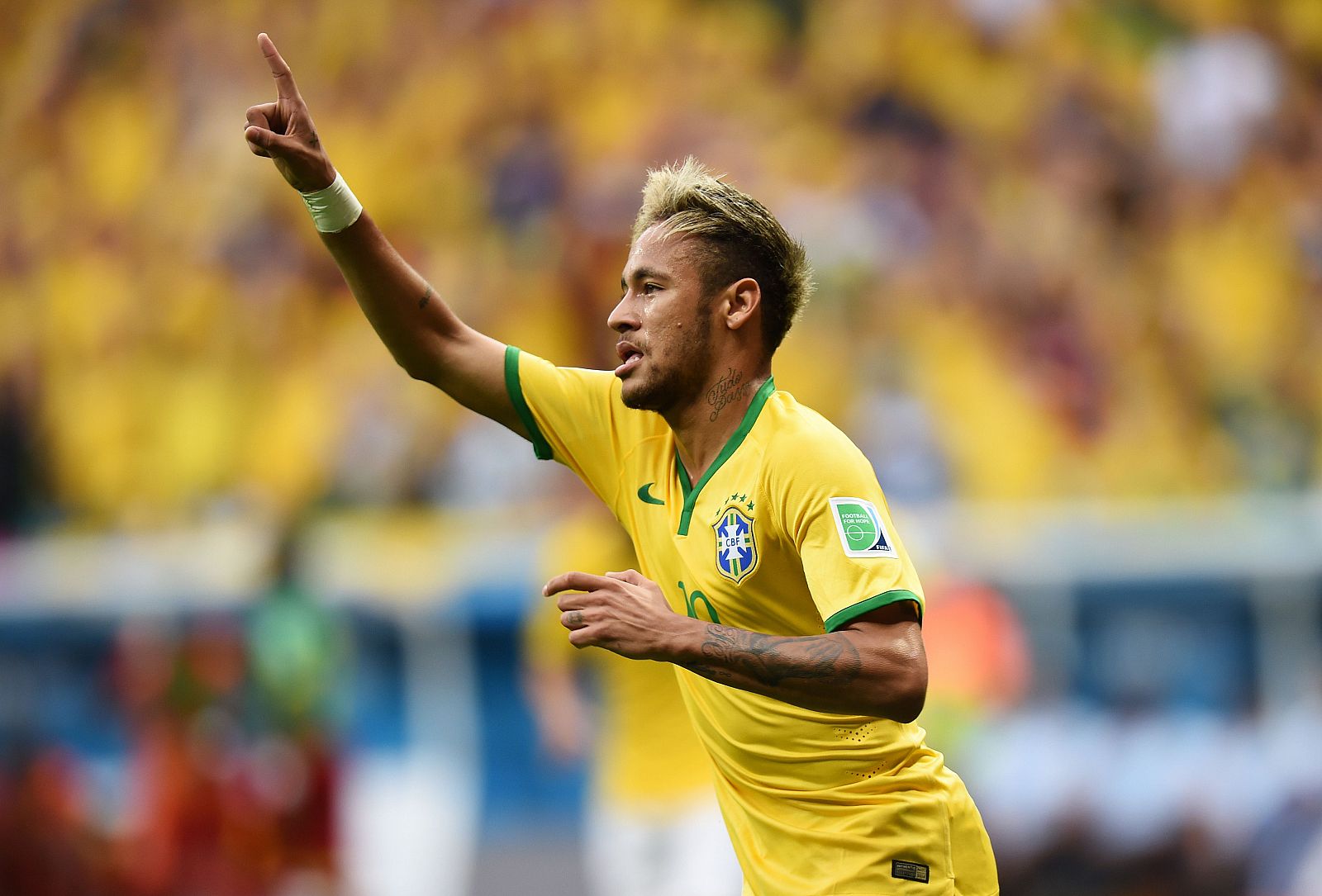 Neymar celebra uno de sus goles ante Camerún