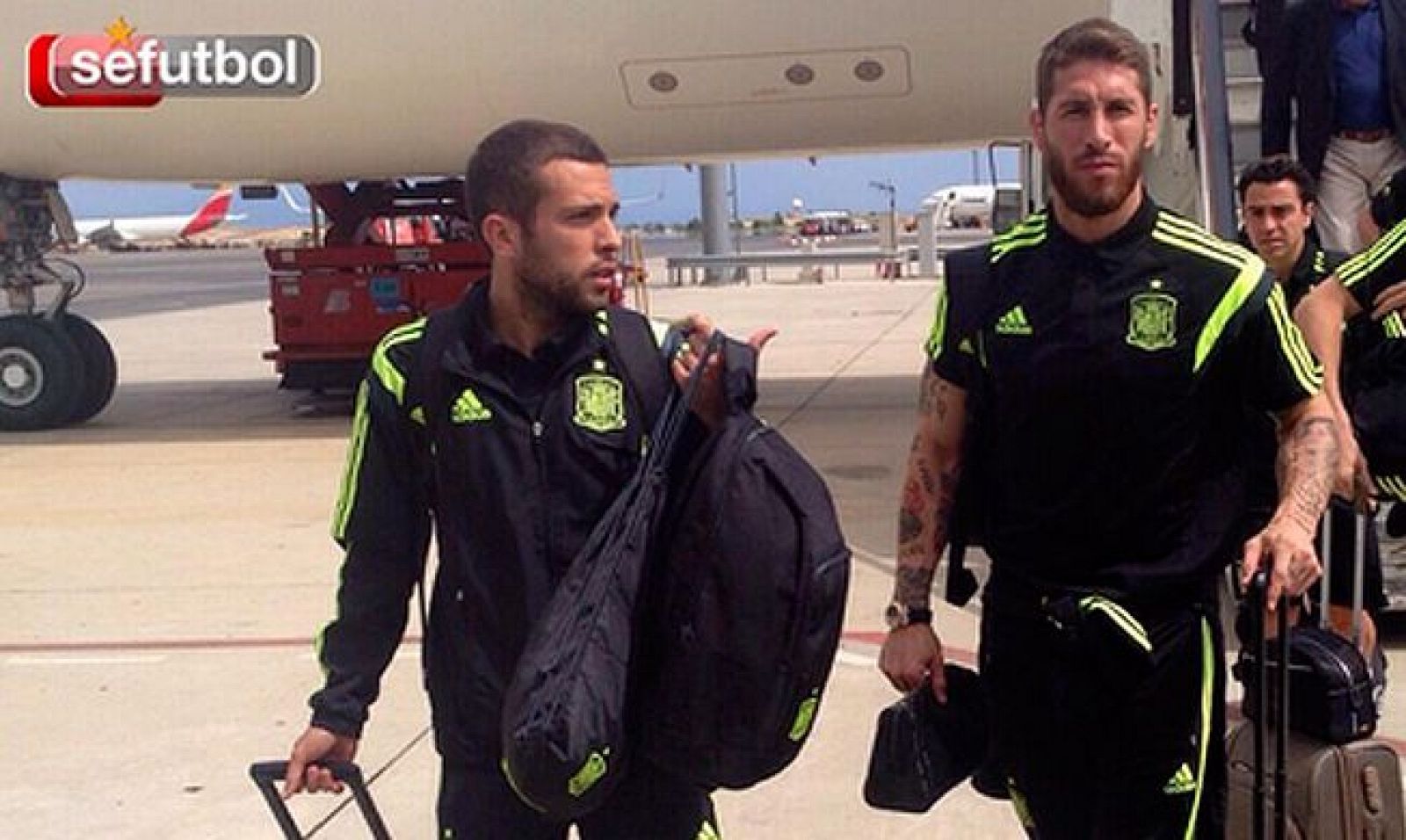 Jordi Alba y Sergio Ramos, a su llegada a Barajas con el resto de la selección