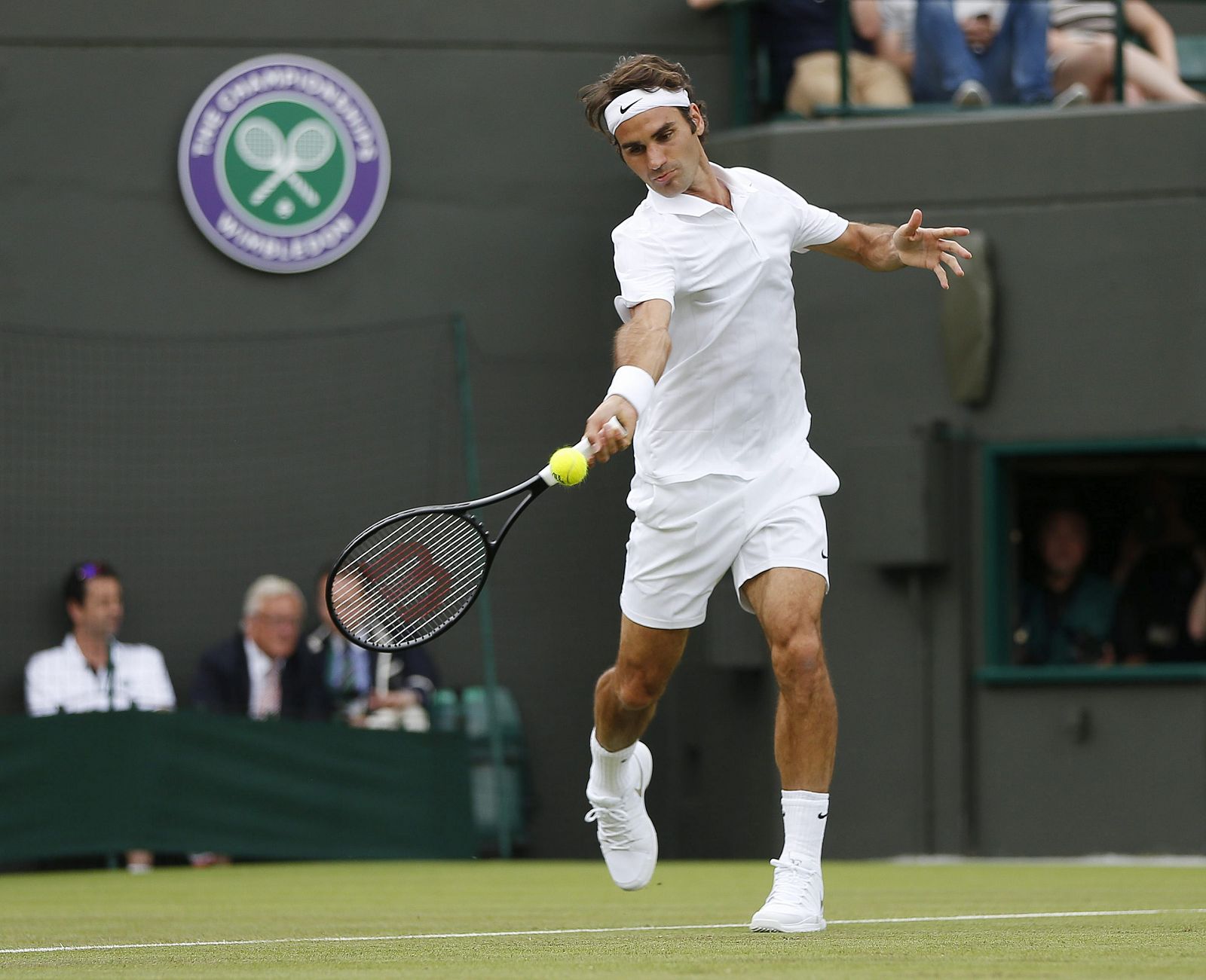 El tenista suizo Roger Federer devuelve la bola durante el partido de primera ronda