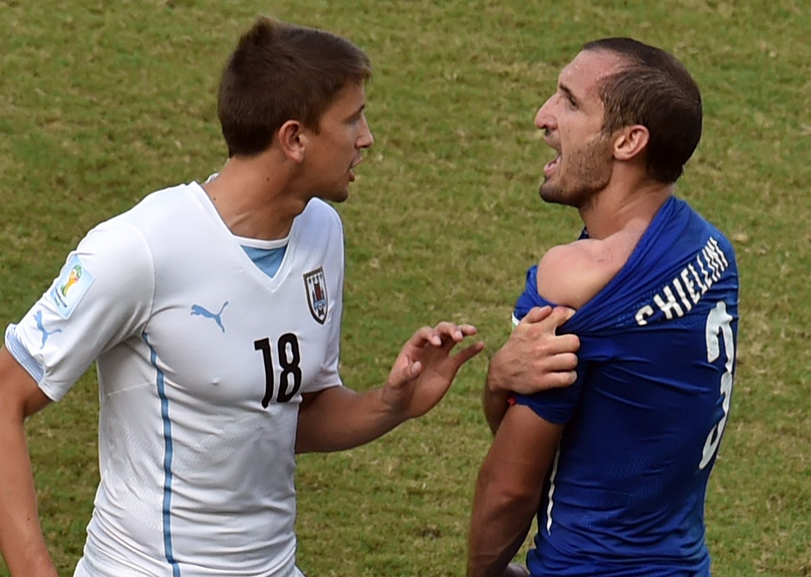 El defensa italiano Giorgio Chiellini  muestra las marcas de los dientes del delantero uruguayo Luis Suárez durante el choque entre sus selecciones en el Mundia.