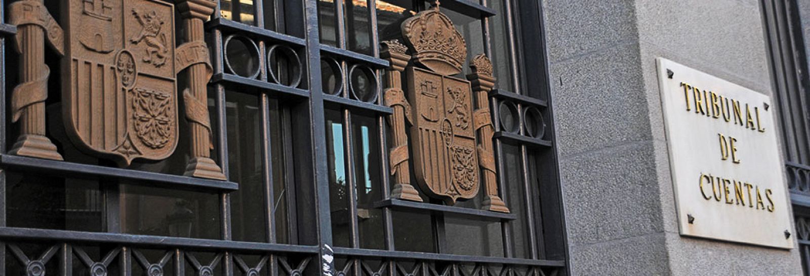 Puerta de entrada a la sede principal del Tribunal de Cuentas situada en la calle Fuencarral de Madrid