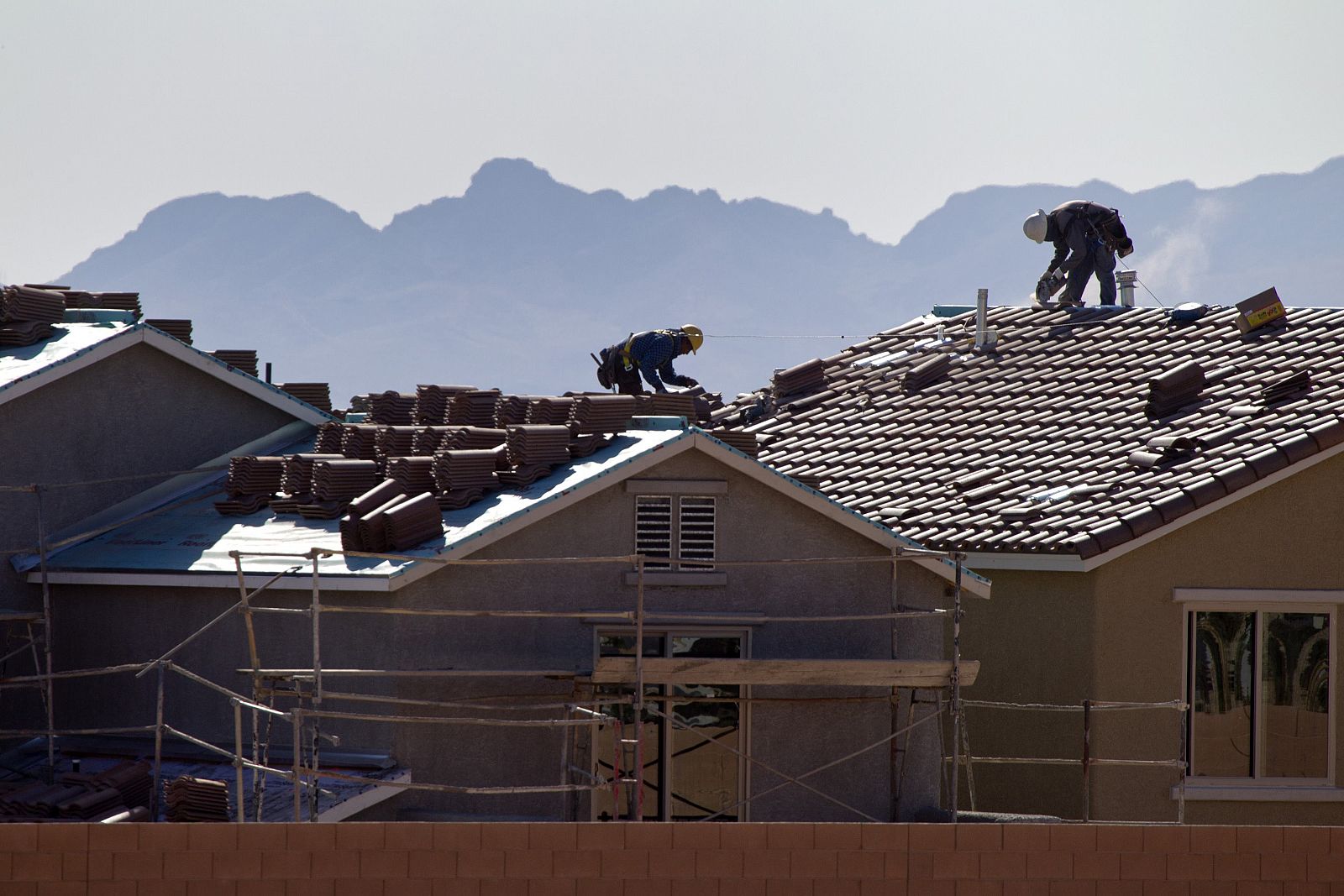 Trabajadores en un complejo residencial de nueva construcción en Las Vegas