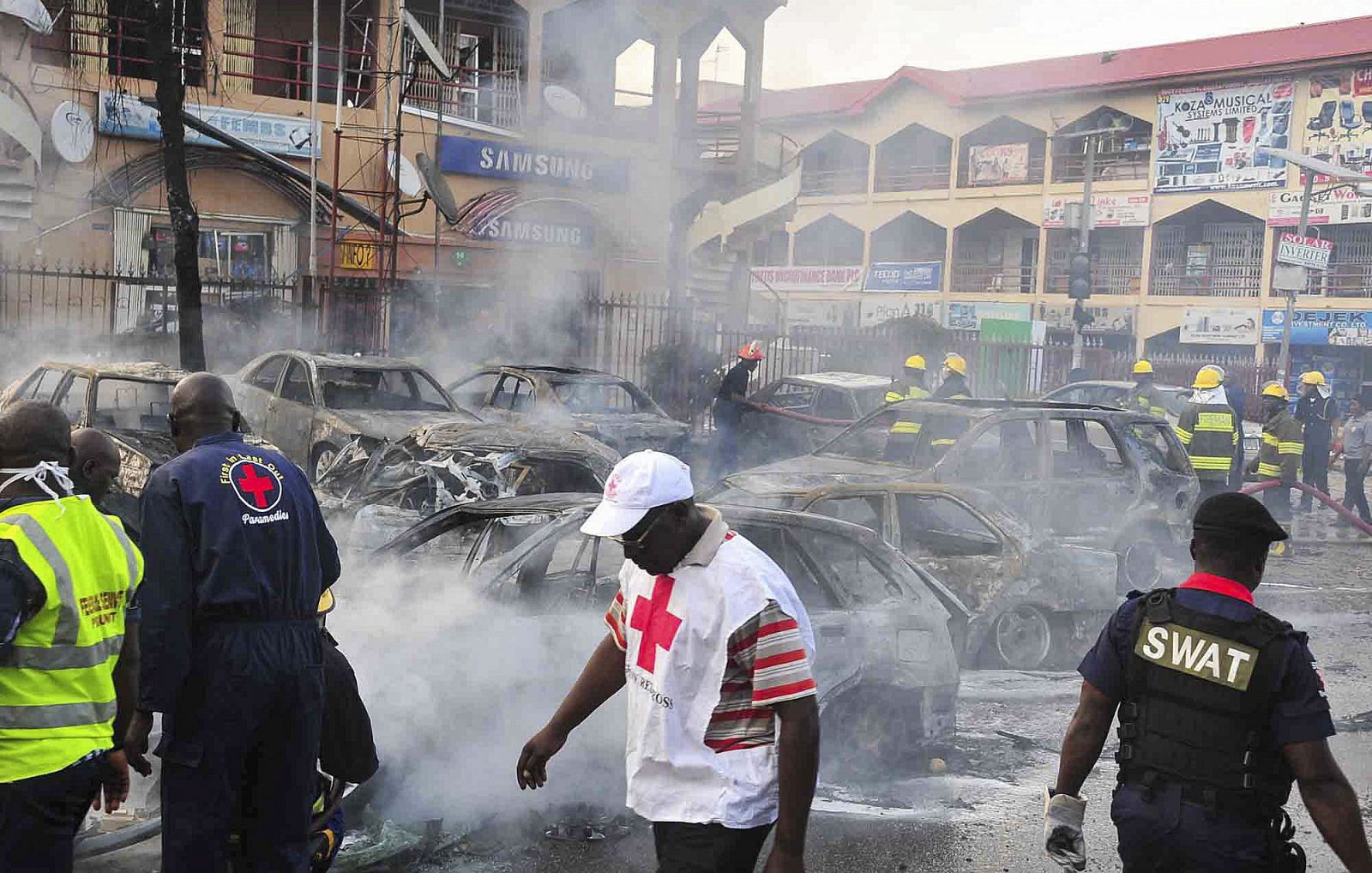 Equipos de emergencia y policía en el lugar de la explosión de una bomba en Abuya, Nigeria