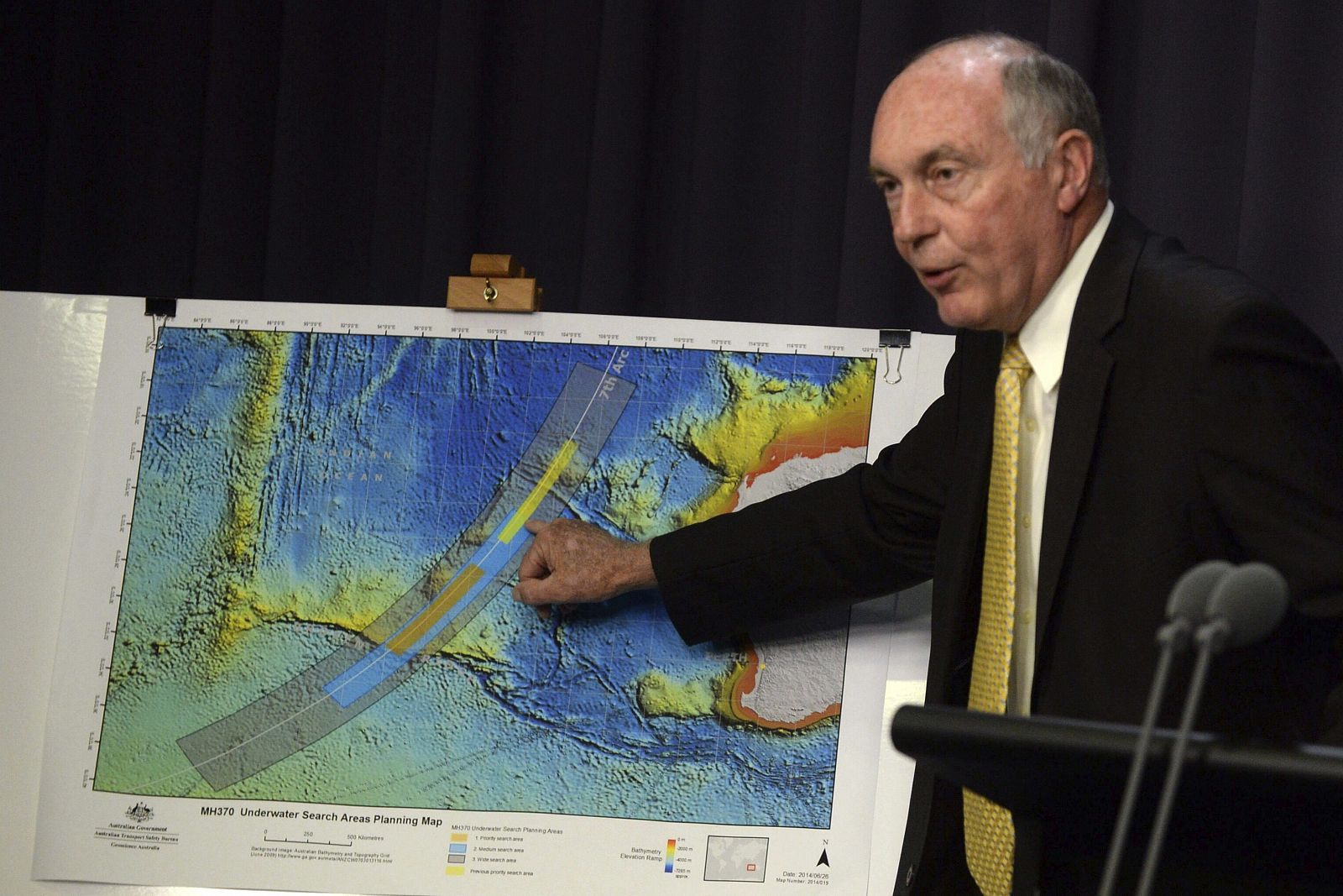 El vice primer ministro australiano, Warren Truss, indica en un mapa la nueva zona de búsqueda del vuelo MH370