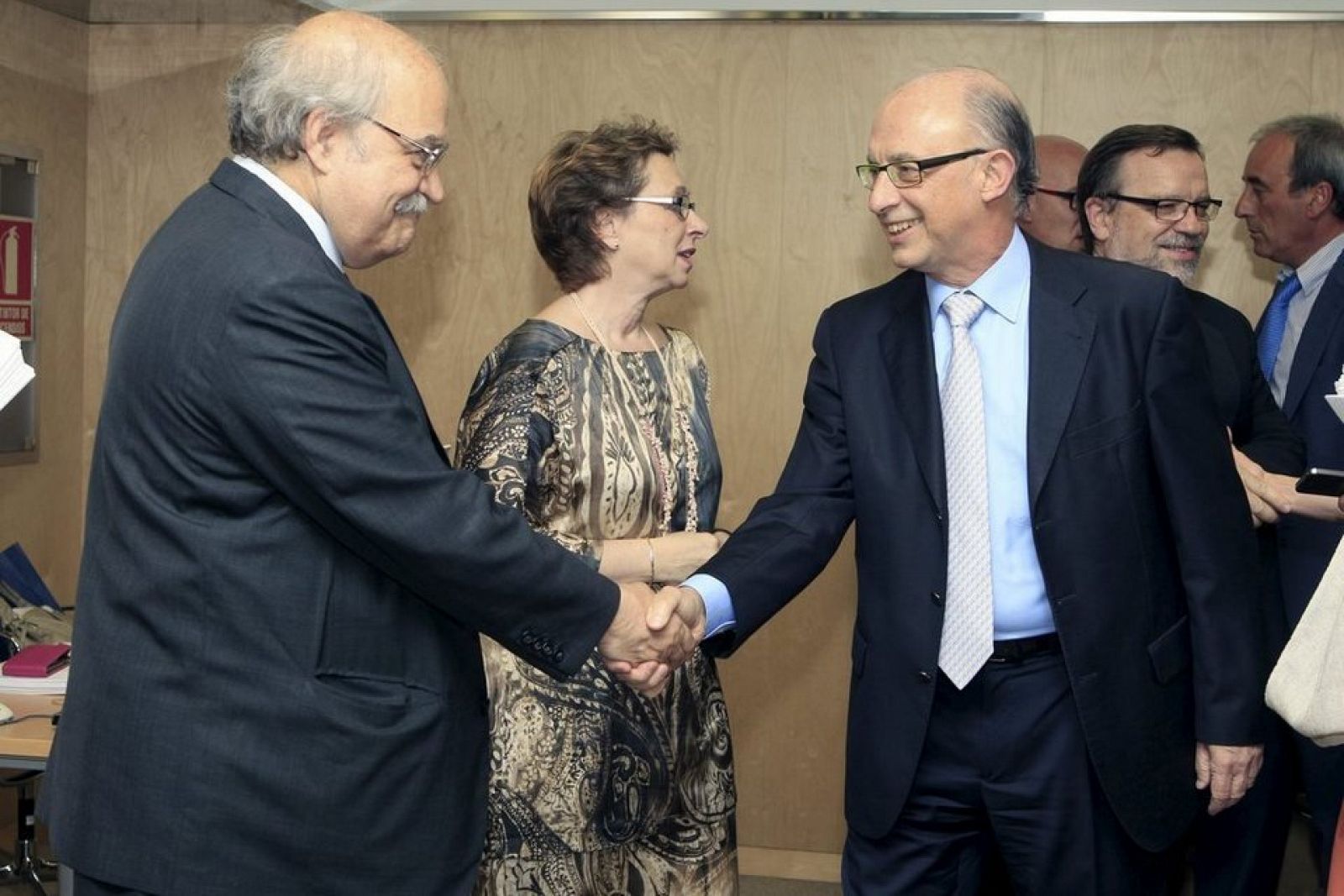 El ministro Montoro saluda al conseller de Economía catalán, Andreu Mas-Colell