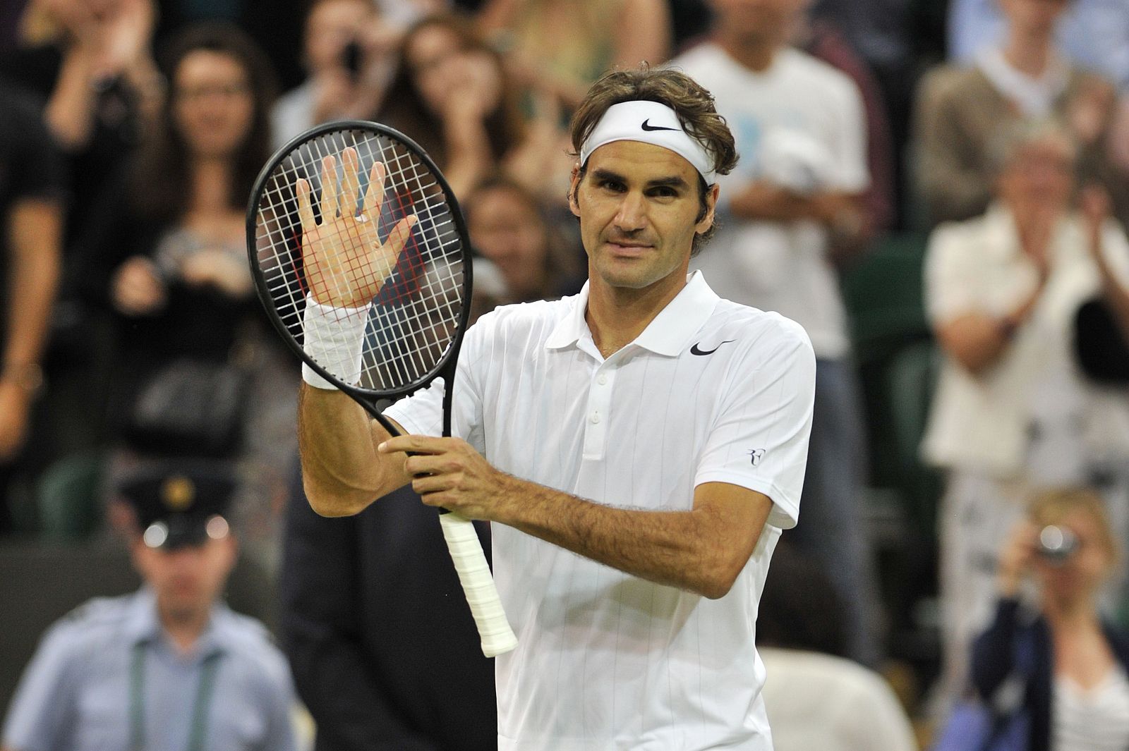 Roger Federer celebra la victoria sobre Gilles Muller.
