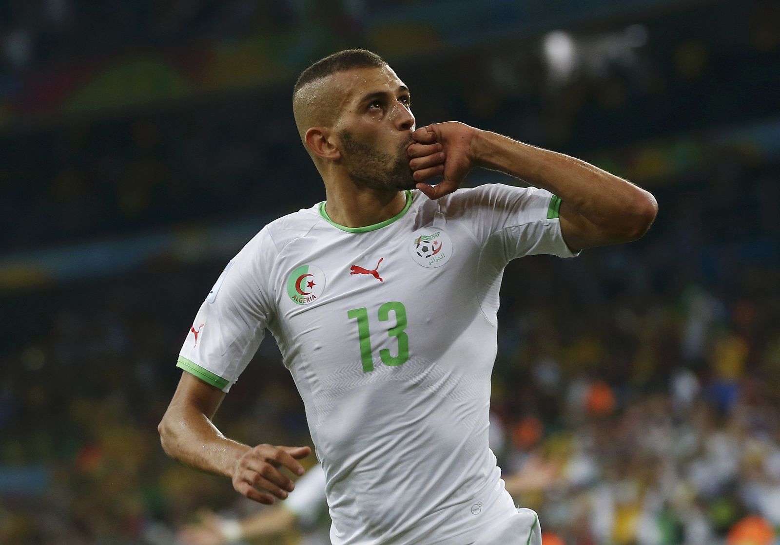 El jugador argelino Slimani celebra el gol del empate ante Rusia que clasifica a su equipo para los octavos.