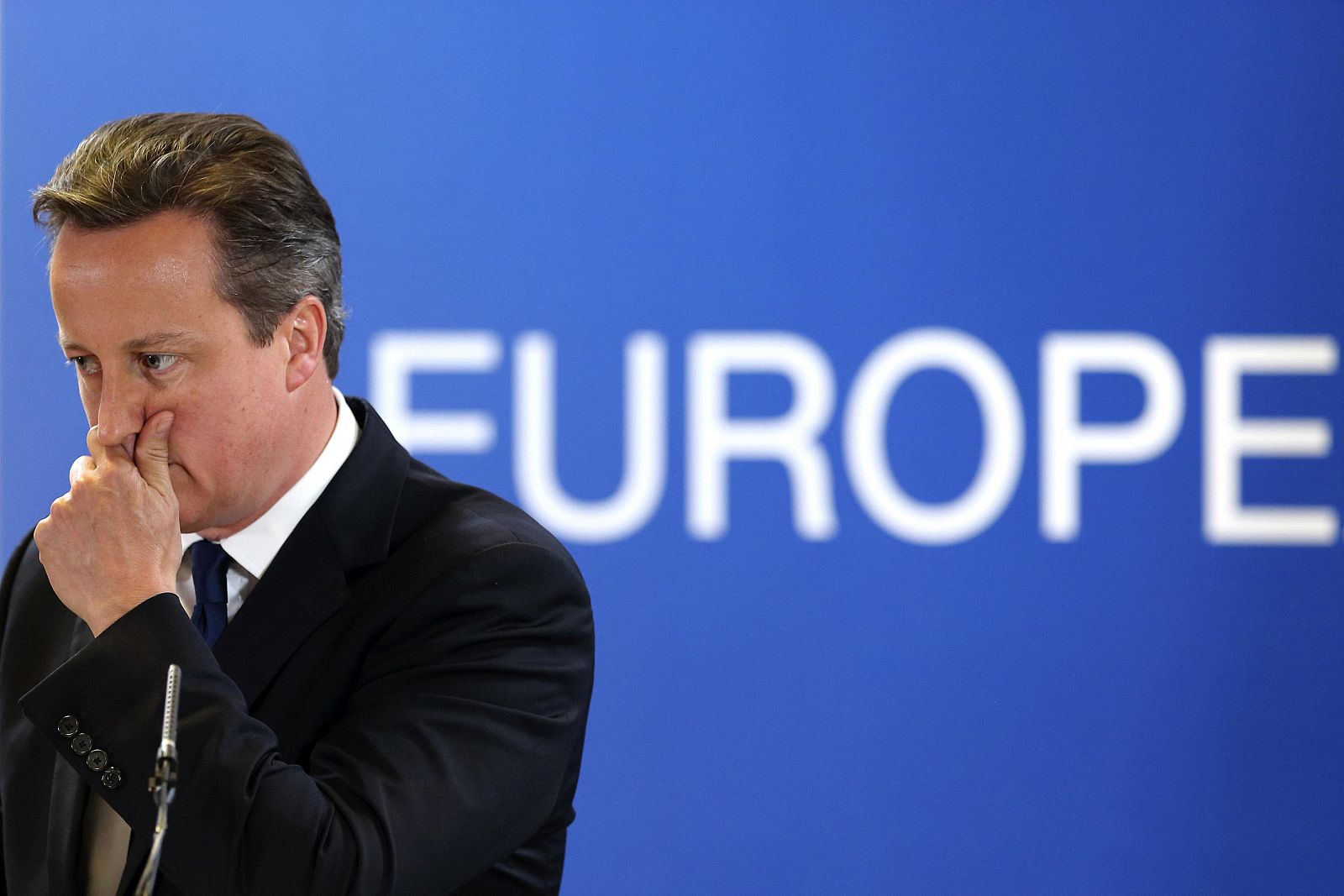David Cameron comparece ante la prensa tras el Consejo Europeo en el que ha perdido la votación sobre el presidente de la Comisión.
