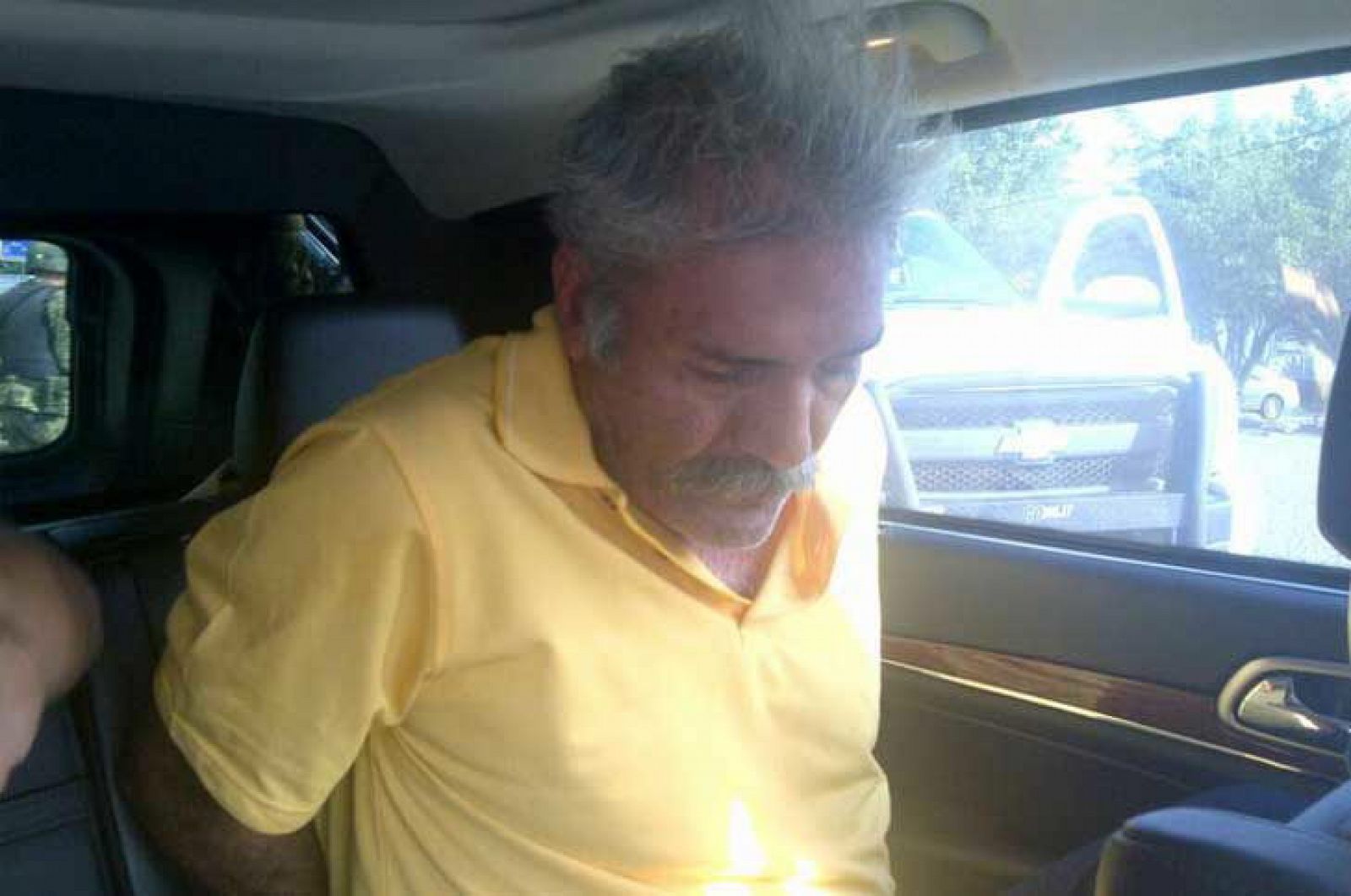 José Manuel Mireles custodiado en un vehículo oficial tras su detención.