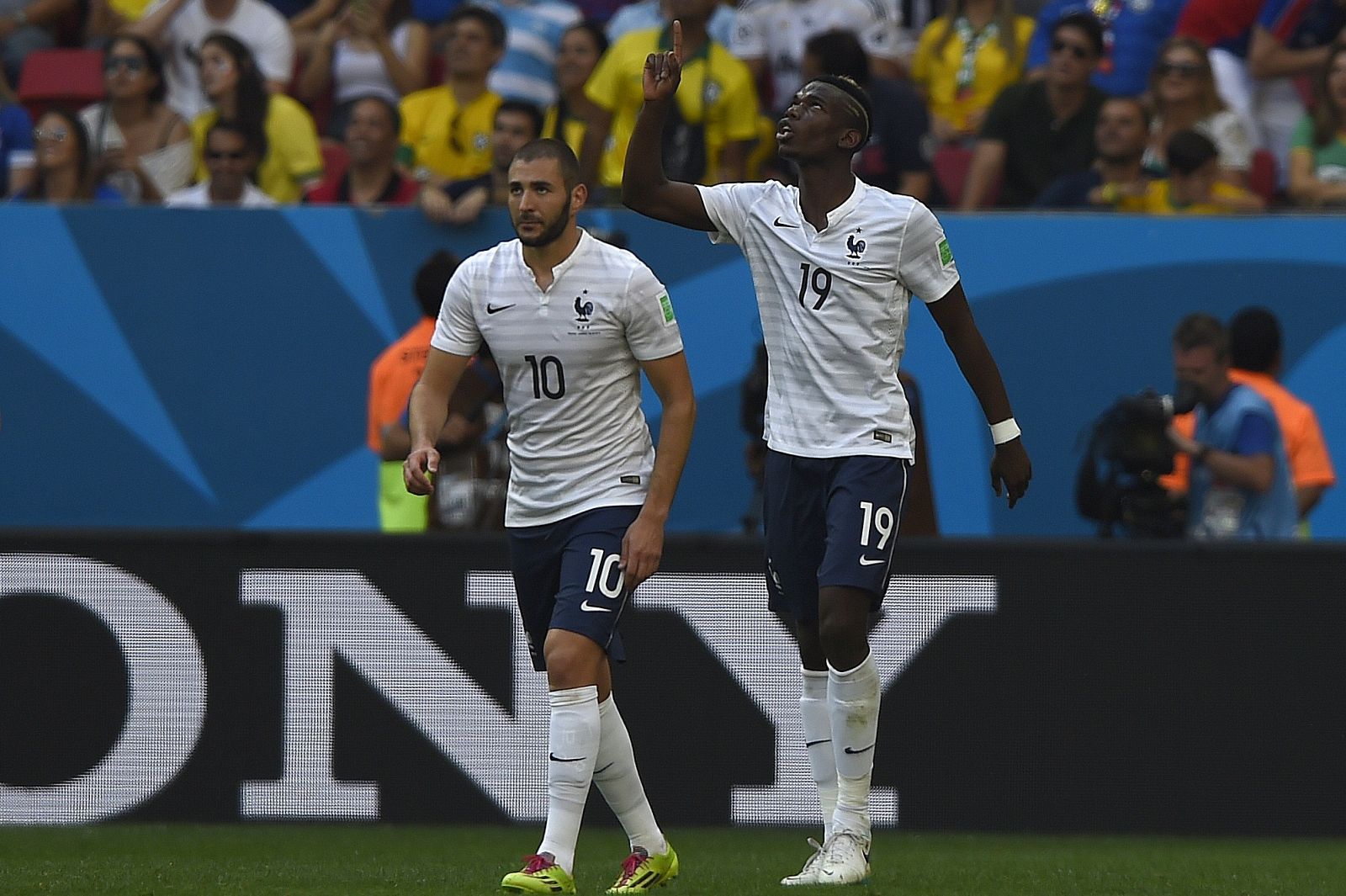 Paul Pogba celebra junto a Benzema el primer gol de Francia