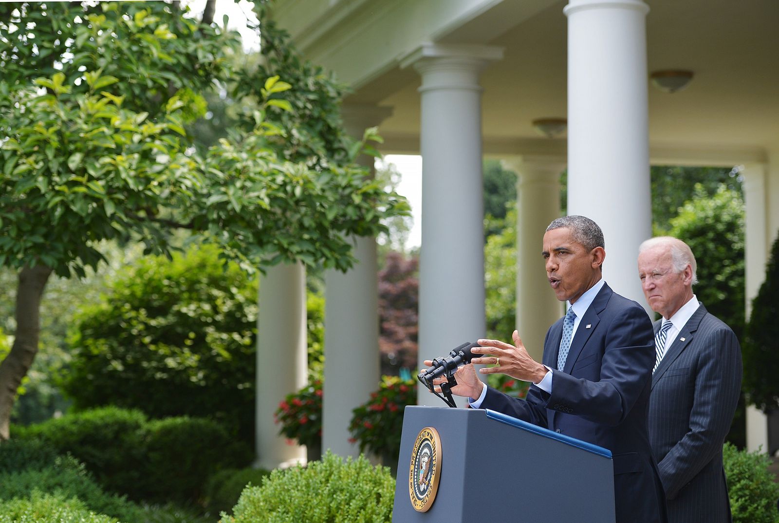 Momento de la rueda de prensa de Barak Obama junto al Vicepresidente Joe Biden en la Rosaleda de la Casa Blanca.