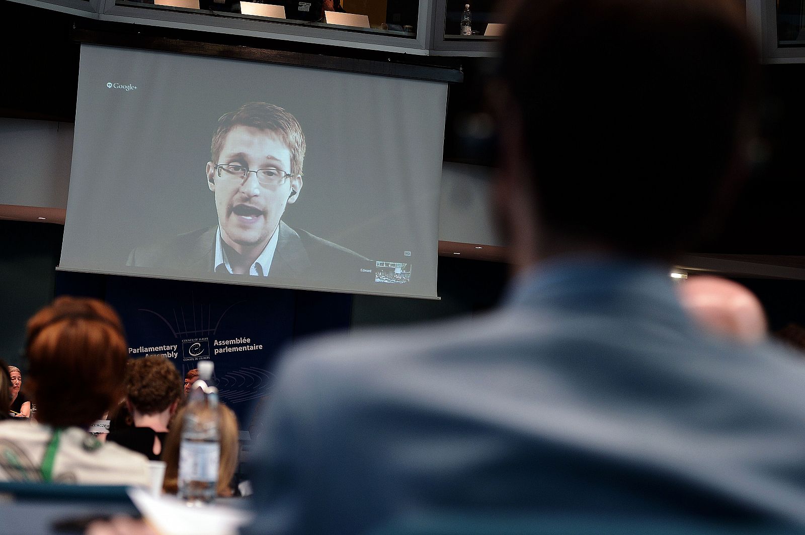 El exagente de la CIA Edward Snowden habla por videoconferencia durante una sesión del Consejo de Europa, el 24 de junio de 2014