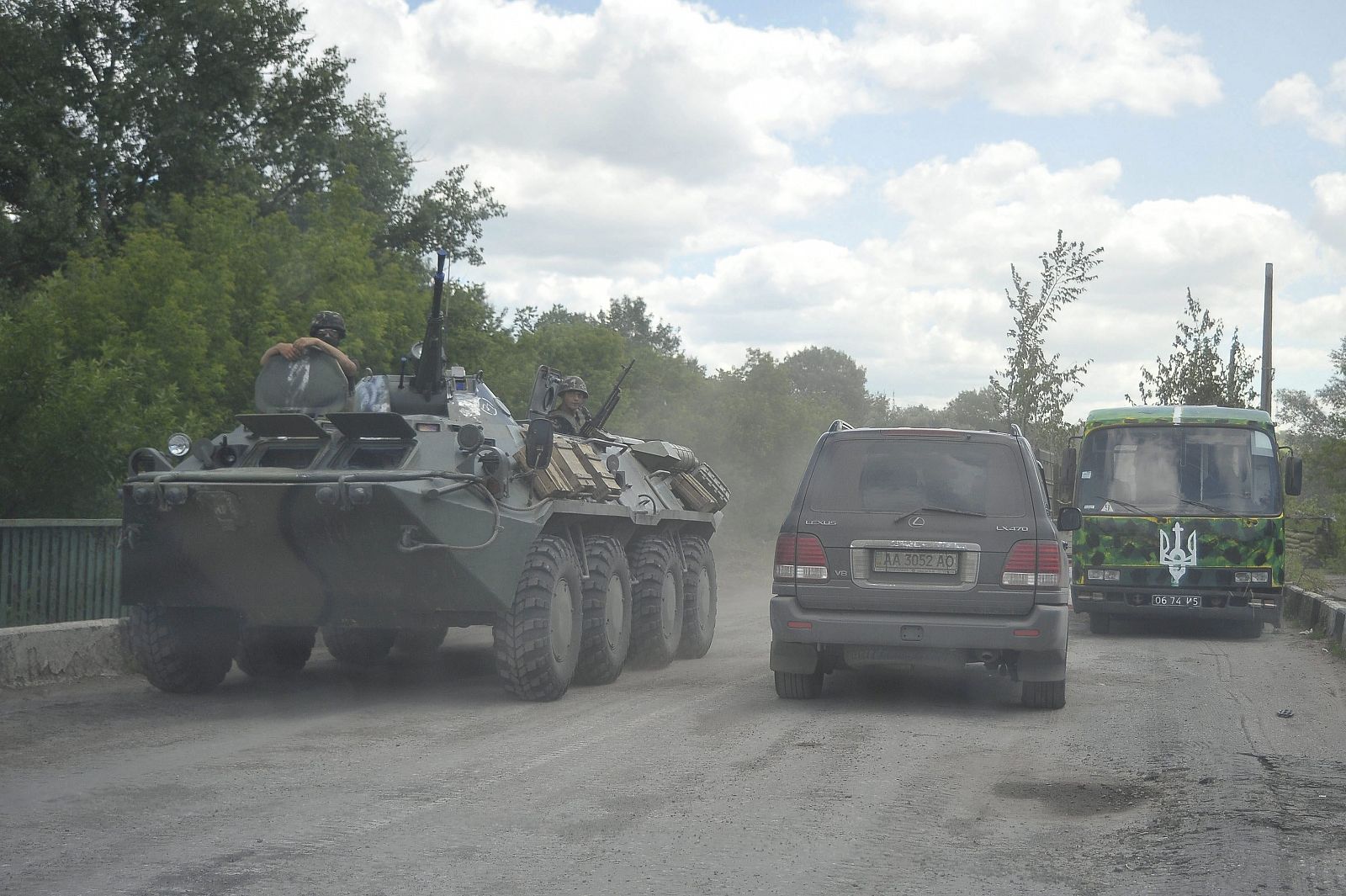 Soldados voluntarios ucranianos patrullan en un punto de control en Lugansk (Ucrania) el 29 de juno de 2014