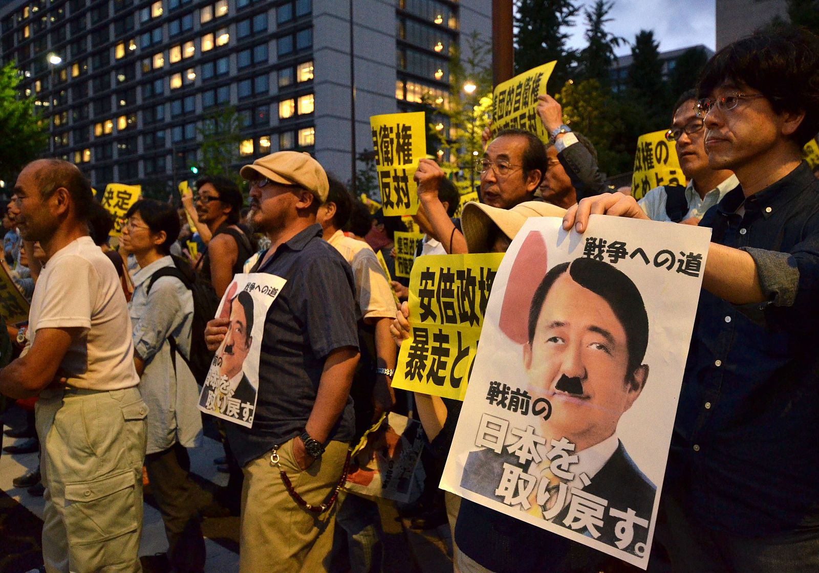Manifestación en Tokio contra la decisión del primer ministro, Shinzo Abe, de cambiar la Constitución
