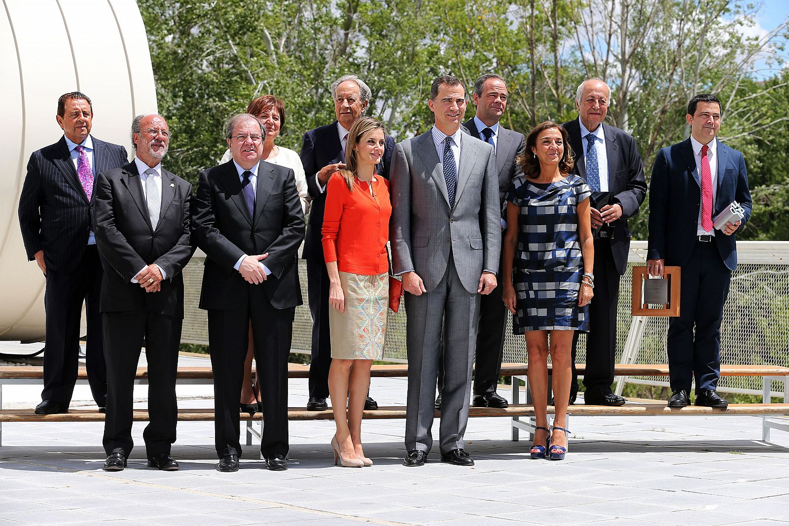Los reyes, Felipe VI y Letizia, junto a la secretaria de Estado de I+D+i y los galardonados en los Premios Nacionales de Innovación y Diseño 2014.