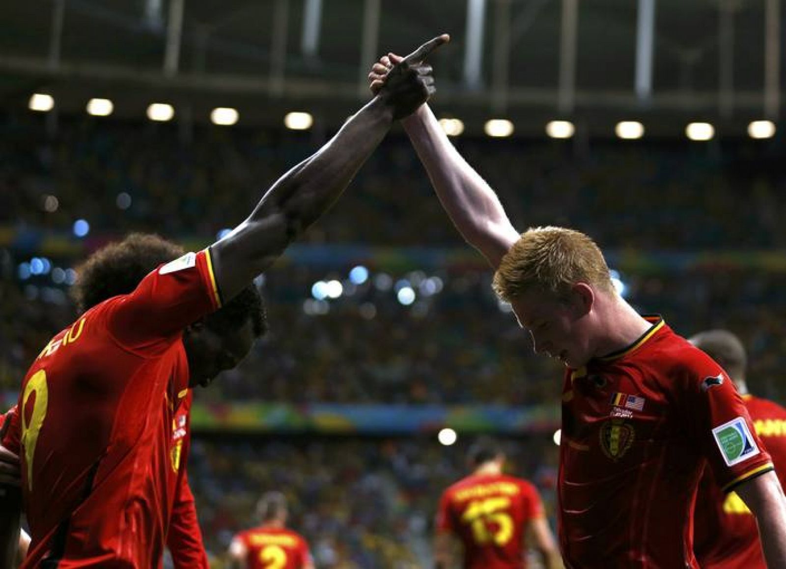 Los belgas Romelu Lukaku y Kevin De Bruyne celebran el segundo gol.