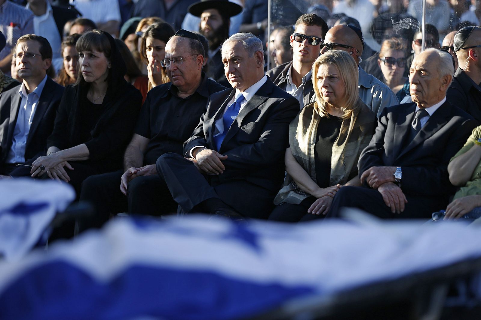 Netanyahu y su esposa, Sara junto al ministro de Defensa, Moshe Yaalon y el presidente israelí, Shimon Peres, en el funeral colectivo por los tres jóvenes asesinados.