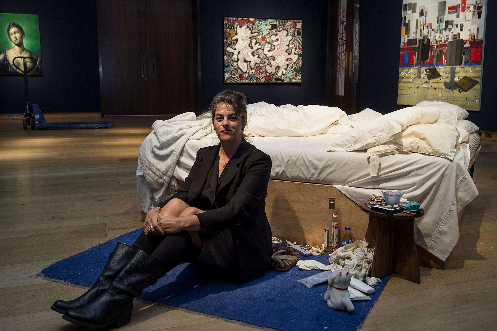 La artista británica Tracey Emin posa ante "My Bed", obra subastada por la casa Christie's este martes.