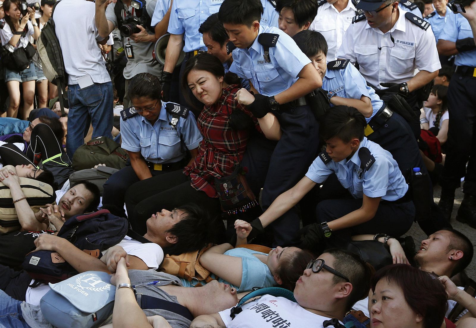 La Policía detiene a manifestantes frente a las oficinas del banco HSBC en Hong Kong