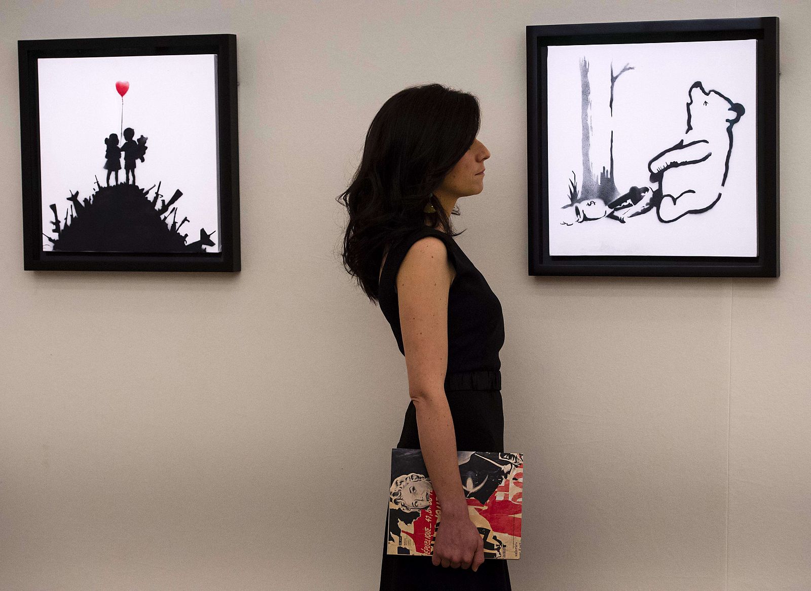 Los dos cuadros de Banksy subastados, 'Kids on Guns' y 'Winnie the Pooh'.