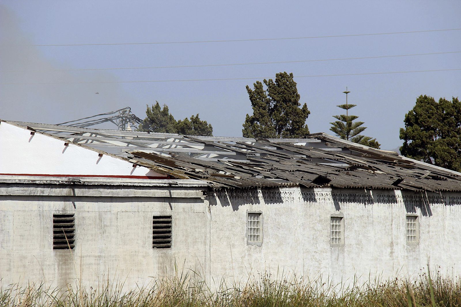 Vista de los daños sufridos en un depósito de alcohol de una fábrica de ron de Motril.