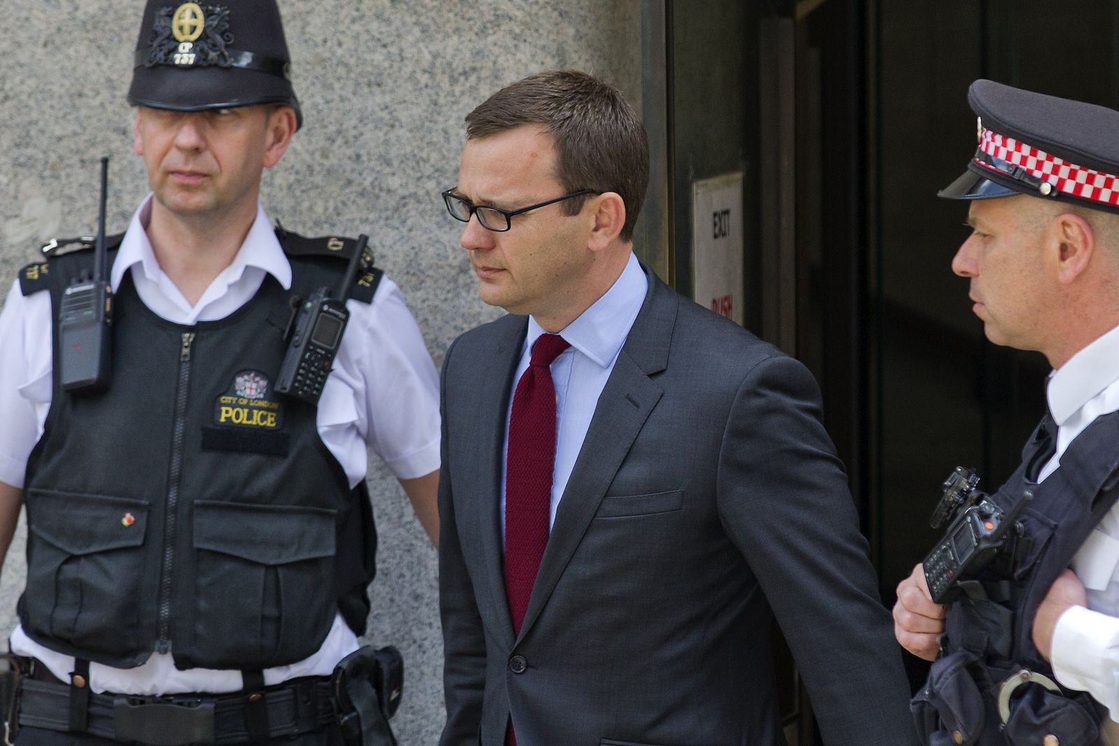 Fotografía de archivo (25 de junio) del ex editor de News of the World, Andy Coulson, dejando el tribunal de Old Bailey en Londres