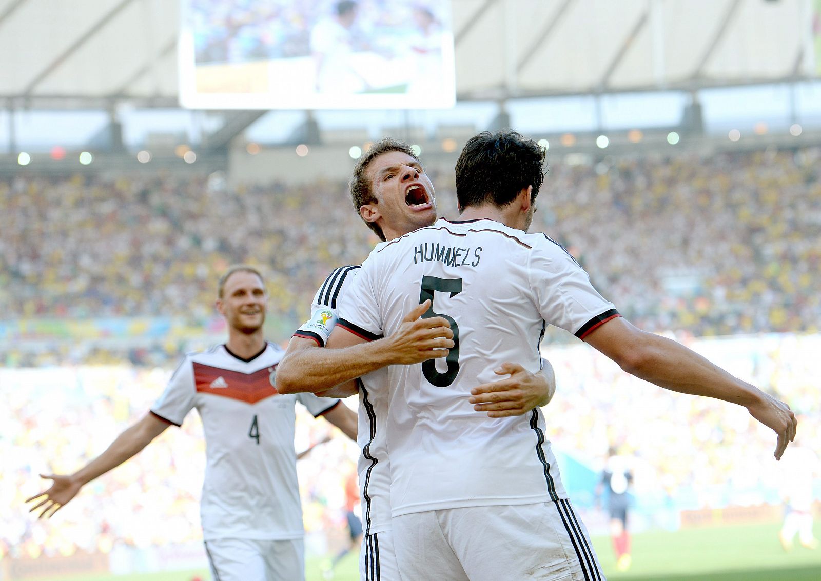 Müller felicita a Hummels por su gol ante Francia.