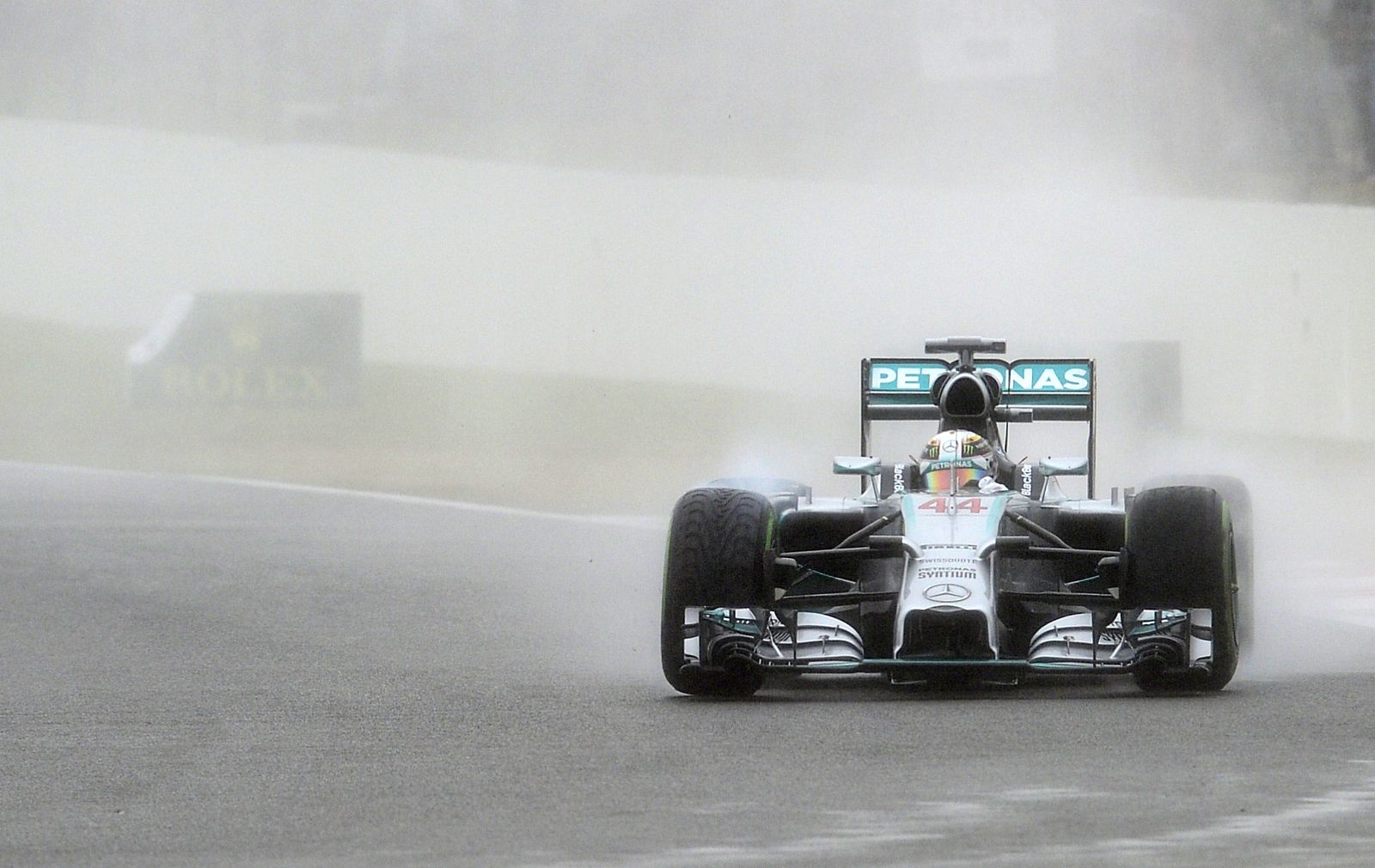 Imagen del piloto alemán Nico Rosberg rodando en el circuito de Silverstone.
