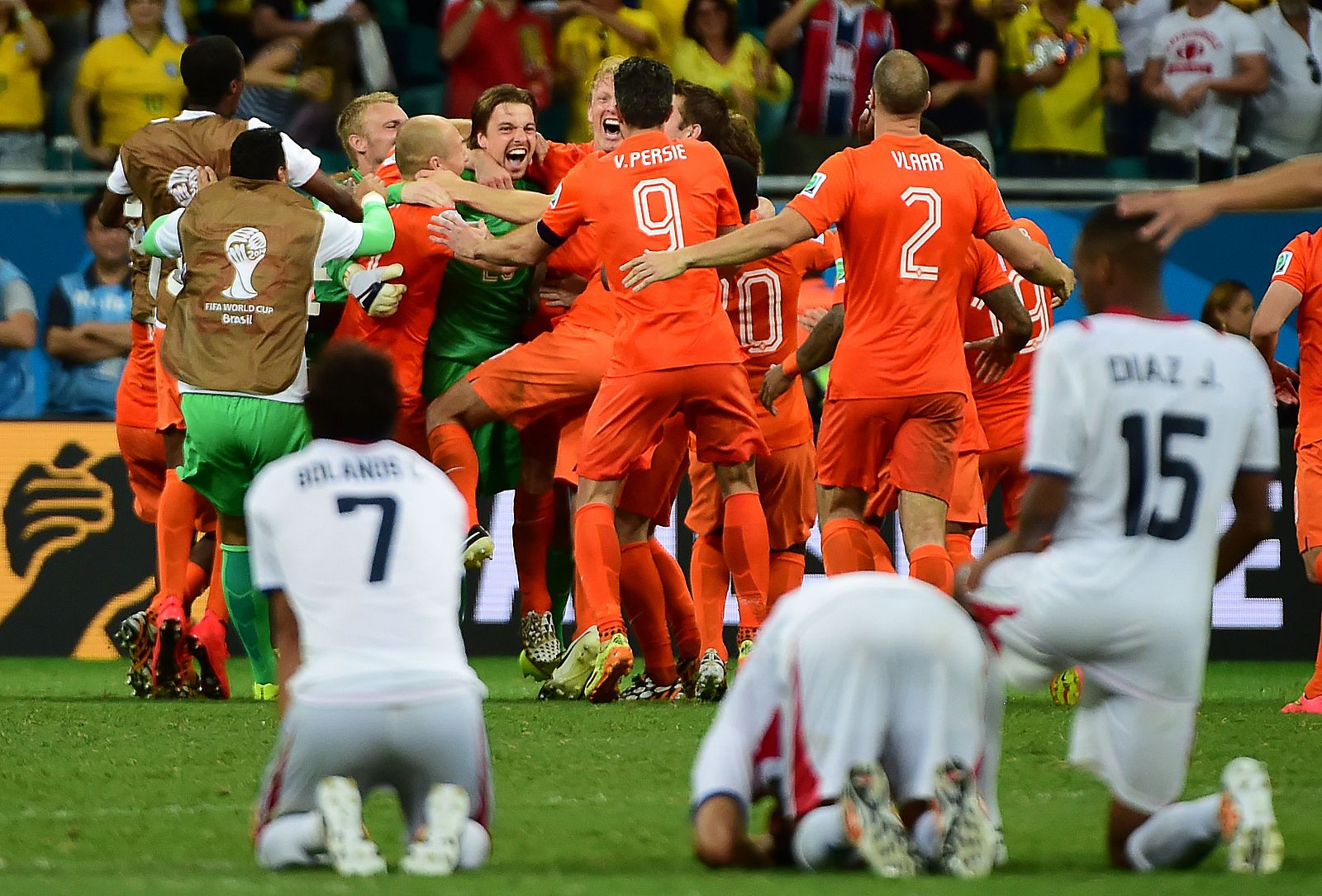 Los jugadores de Holanda celebran con el meta Tim Krul el pase a semifinales