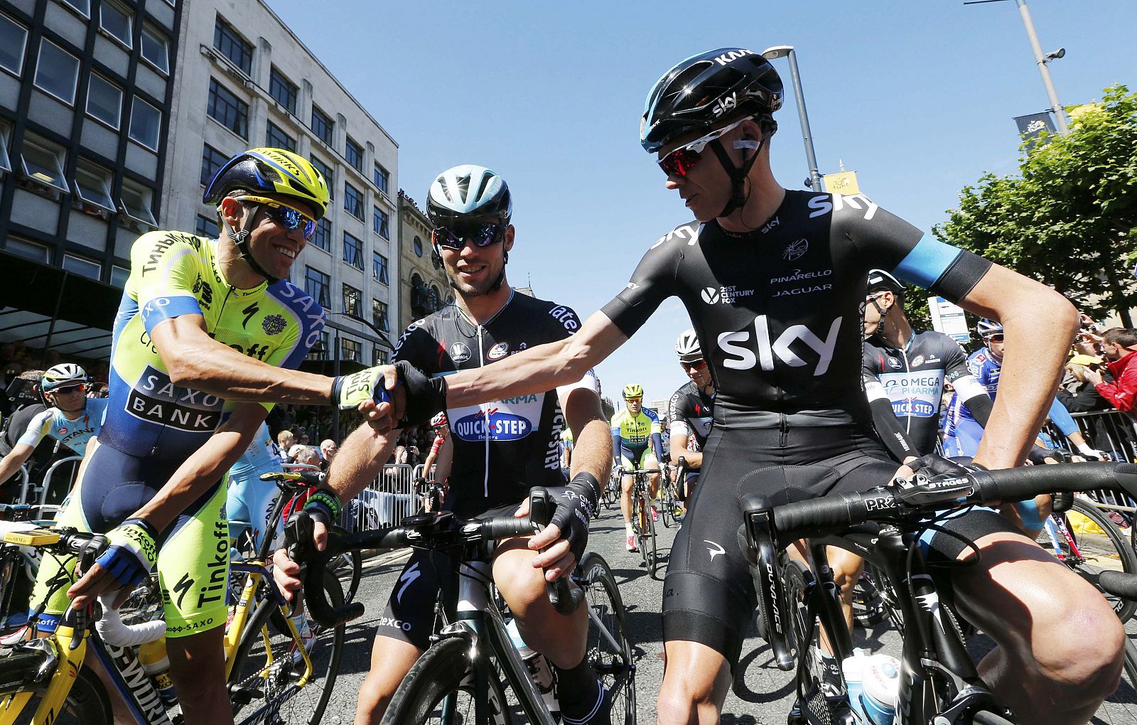 Imagen de Alberto Contador junto a Cavendish y Chris Froome en la primera etapa del Tour.