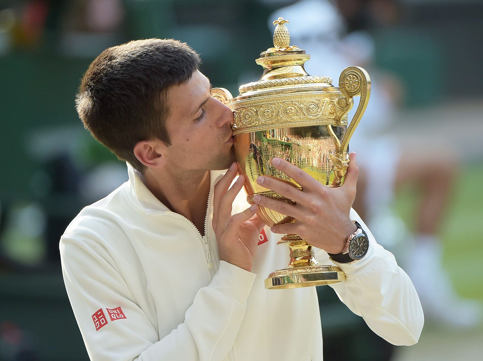 Novak Djokovic besa el trofeo de su segundo Wimbledon