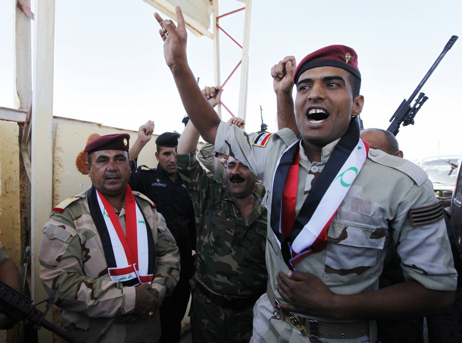 El general iraquí Neshm Abdalá Ali, a la izquierda, en una imagen tomada el 24 de junio. Este lunes ha muerto en un ataque yihadista, según el Gobierno