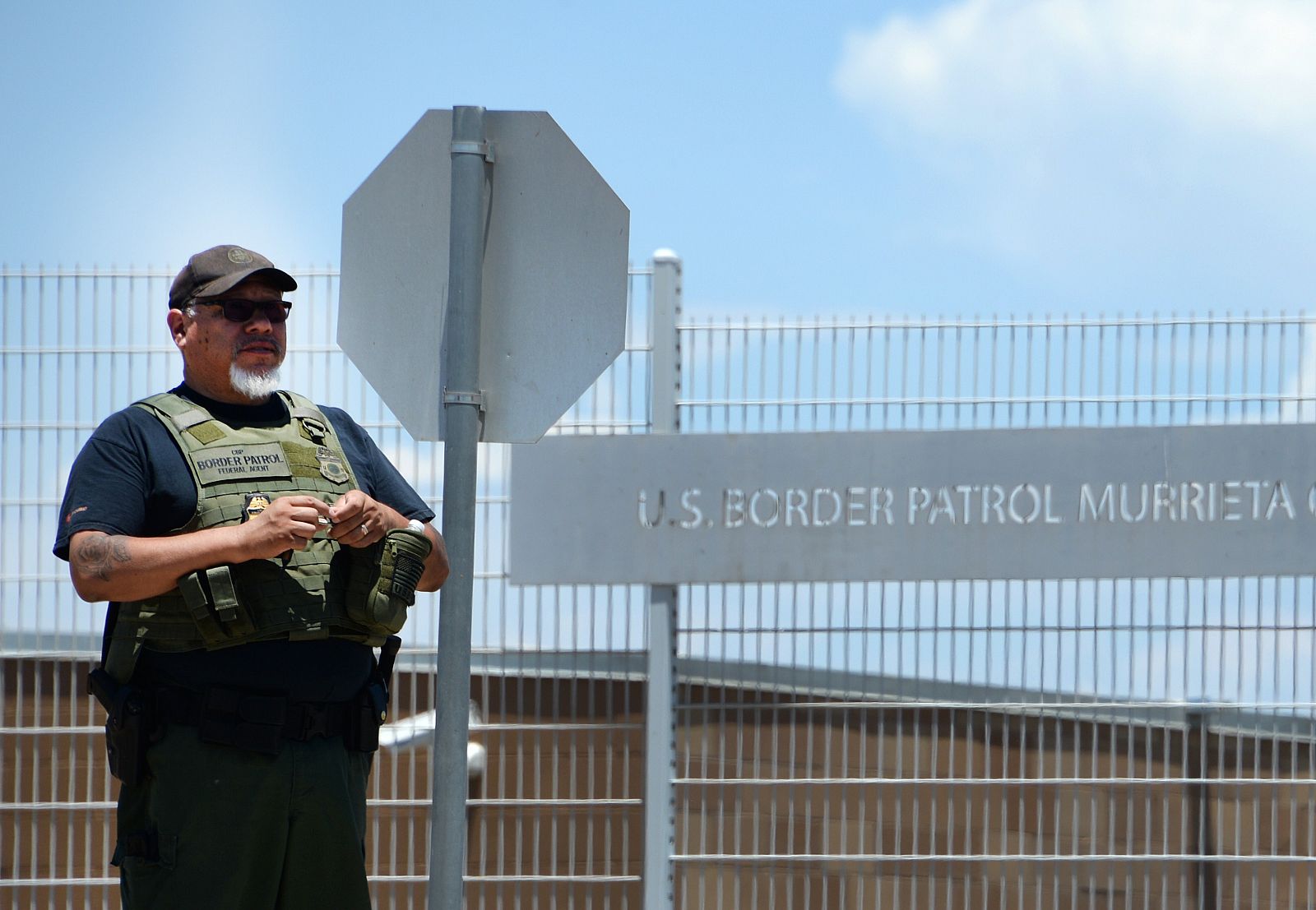Agentes de la Patrulla Fronteriza de EE.UU. vigilan las instalaciones del puesto fronterizo de Murrieta, en California