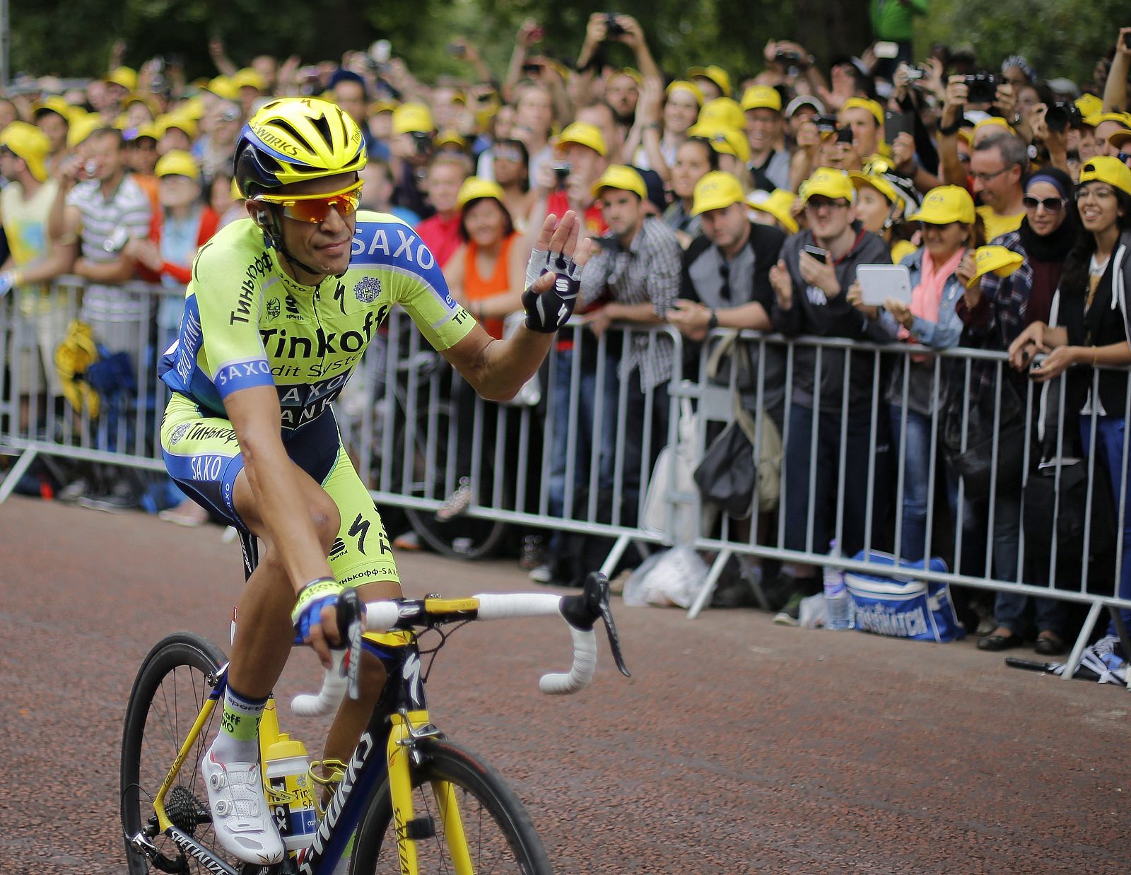 Alberto Contador saluda a los espectadores del Tour 2014.
