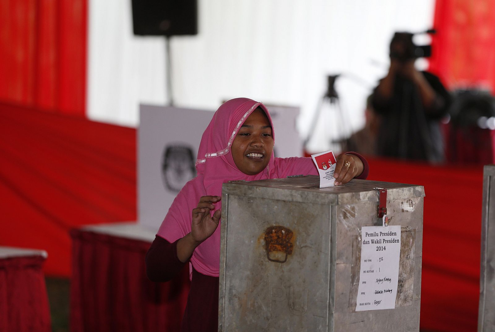 Una mujer vota en la localidad de Bogor, Indonesia, durante en las elecciones presidenciales