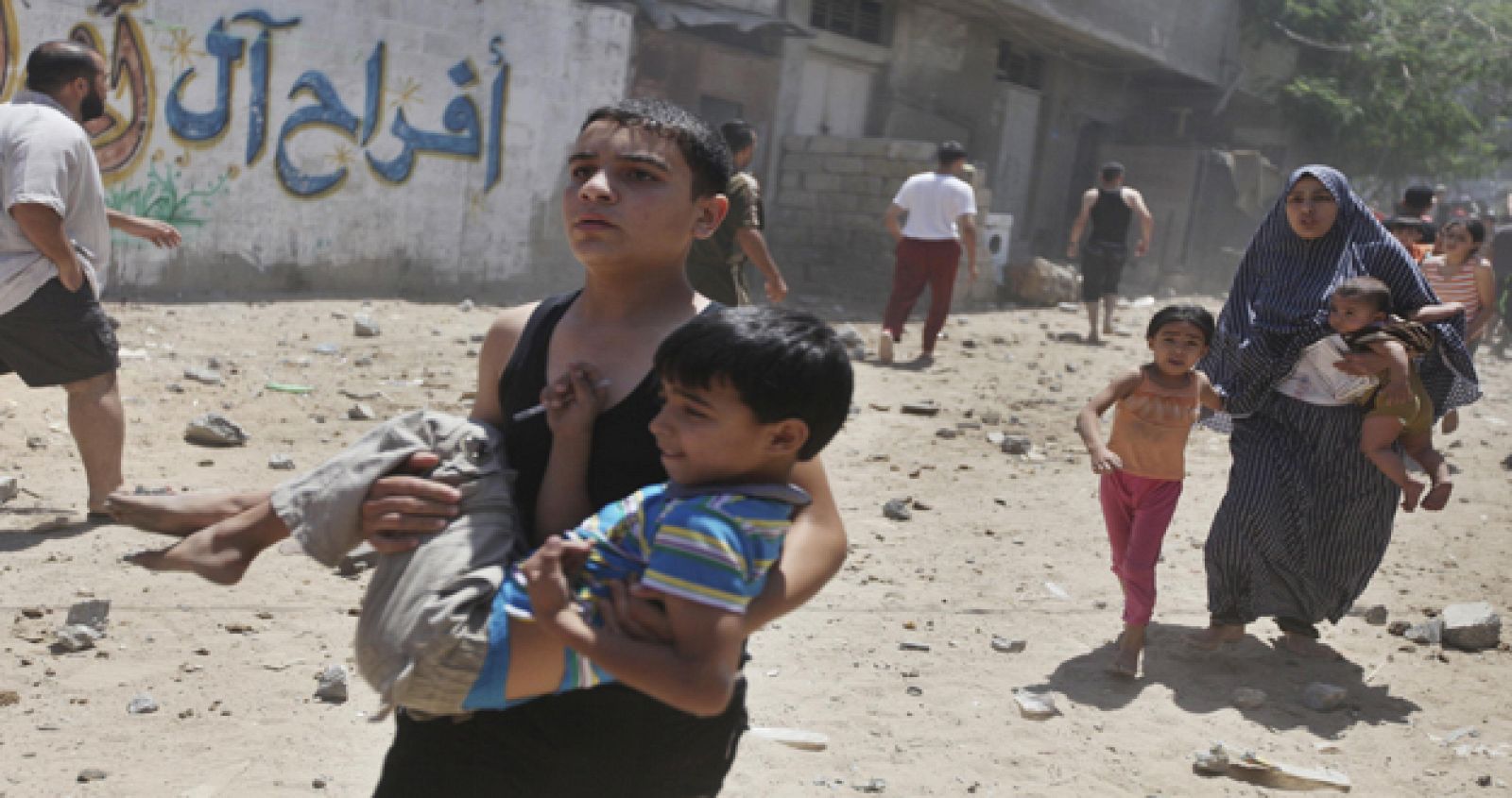 Palestinos corren tras un ataque aéreo israelí contra Gaza