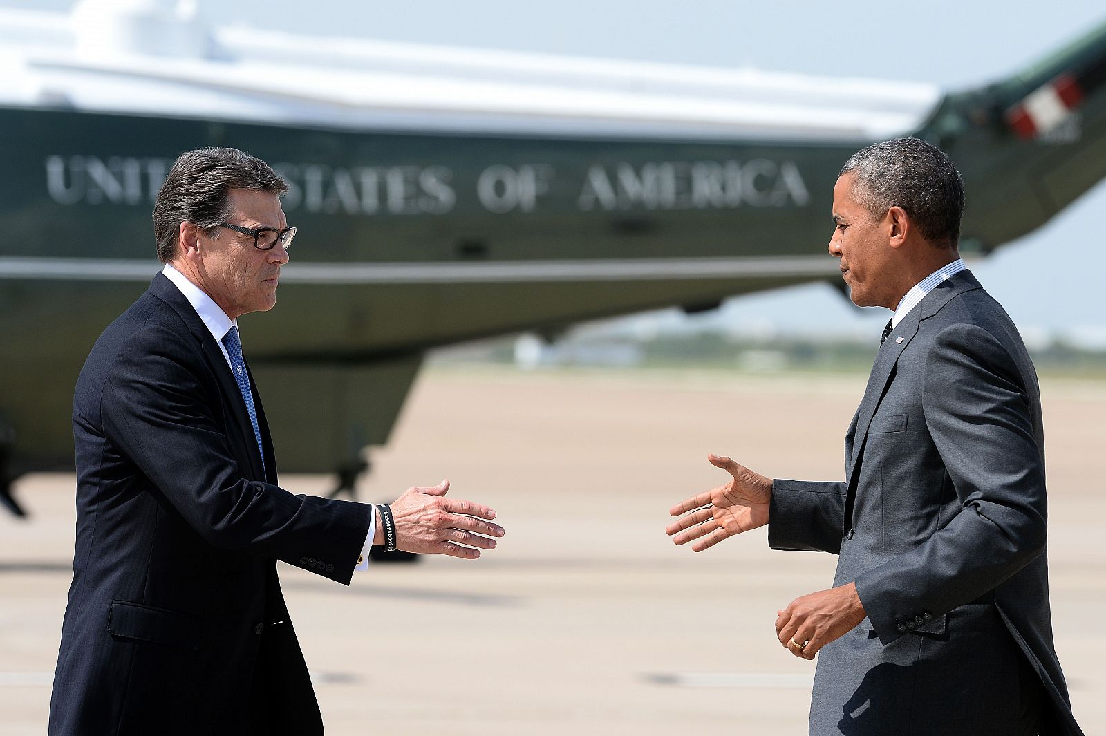El presidente de Estados Unidos, Barack Obama, junto al gobernador del estado de Texas, Rick Perry.