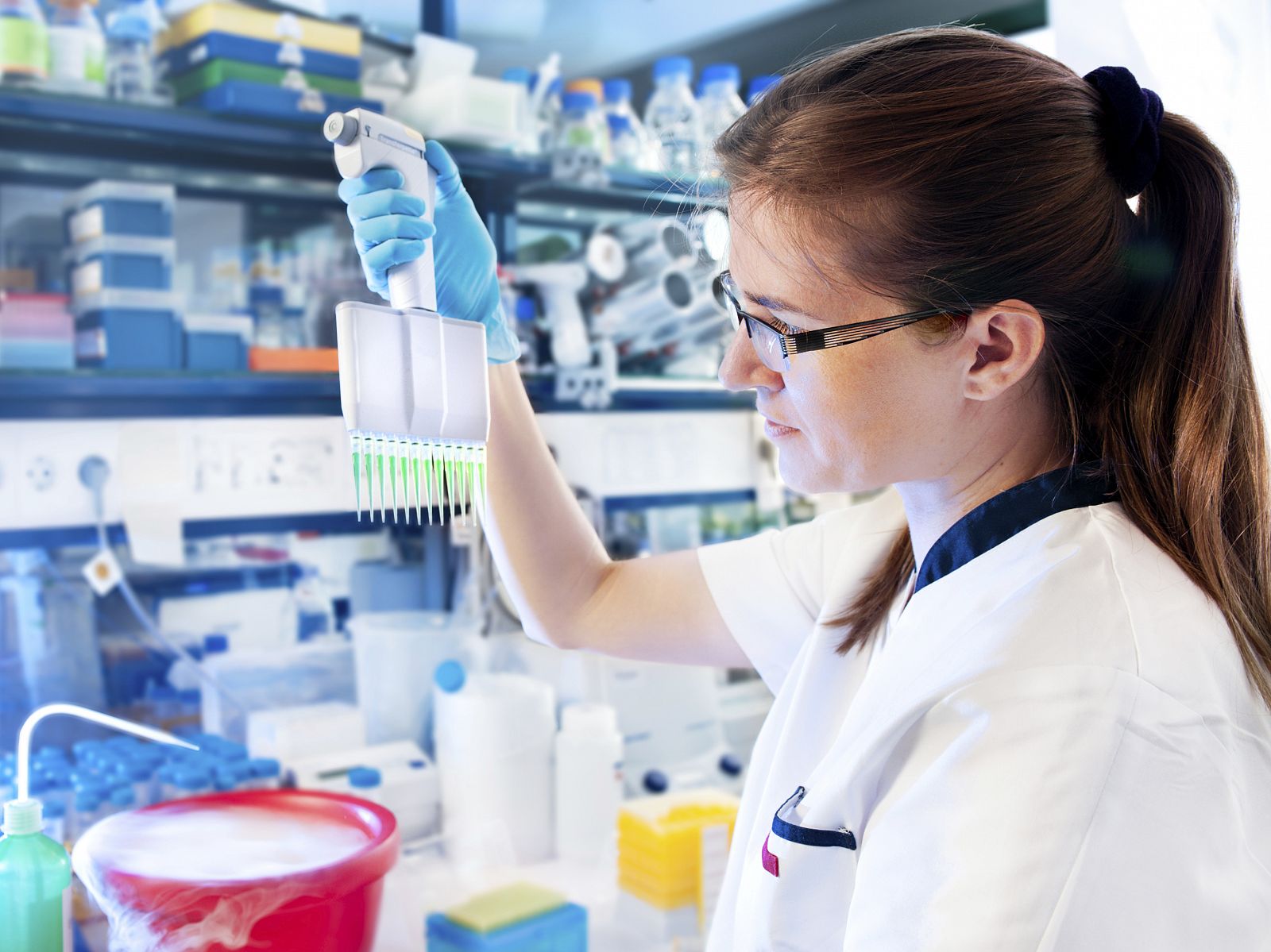 Una bióloga molecular trabajando en el laboratorio.