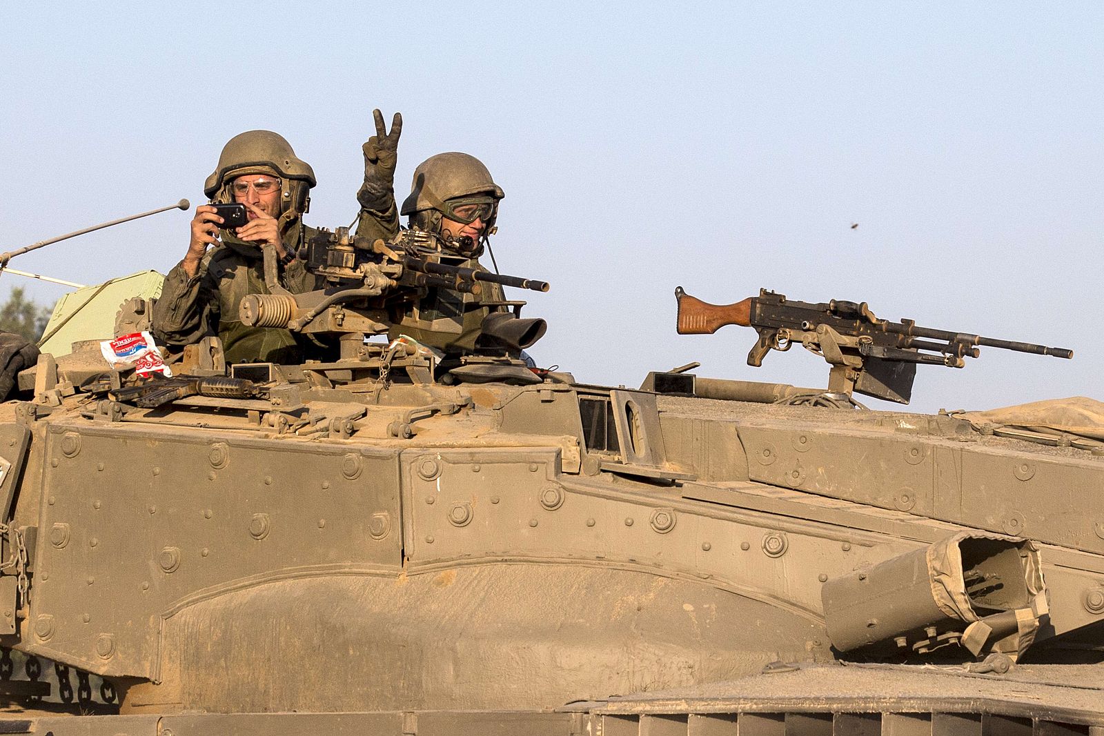 Soldados israelíes en un tanque situado en la frontera de Gaza